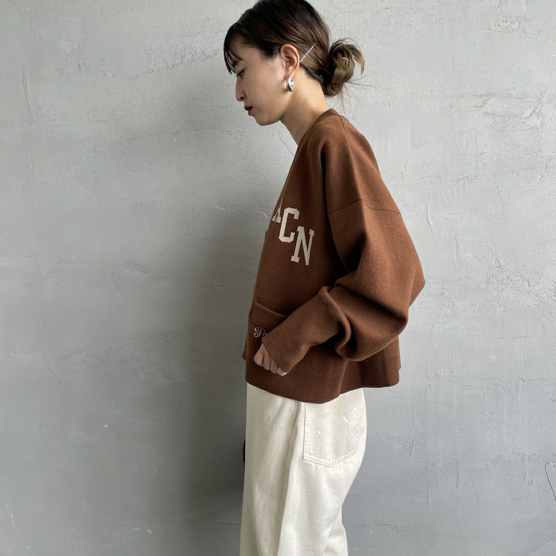 Americana × JEANS FACTORY [アメリカーナ × ジーンズファクトリー] 別注 フロントロゴ ショート丈Vネックカーディガン [ASO-C-004-1-JF] ﾌﾞﾗｳﾝ &&モデル身長：150cm 着用サイズ：ONE SIZE&&