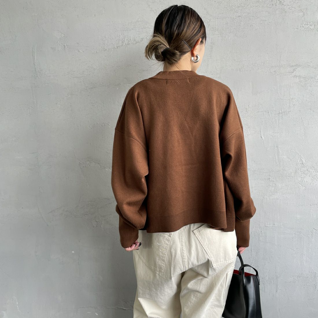 Americana × JEANS FACTORY [アメリカーナ × ジーンズファクトリー] 別注 フロントロゴ ショート丈Vネックカーディガン [ASO-C-004-1-JF] ﾌﾞﾗｳﾝ &&モデル身長：150cm 着用サイズ：ONE SIZE&&