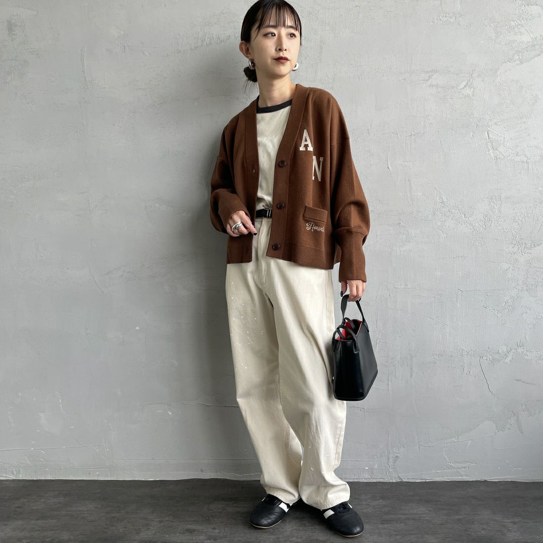 Americana × JEANS FACTORY [アメリカーナ × ジーンズファクトリー] 別注 フロントロゴ ショート丈Vネックカーディガン [ASO-C-004-1-JF] ﾌﾞﾗｳﾝ &&モデル身長：150cm 着用サイズ：ONE SIZE&&