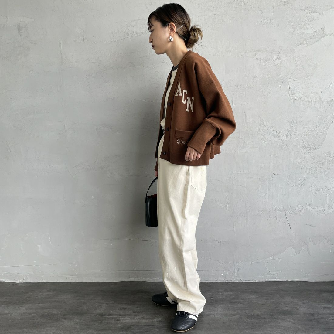 Americana × JEANS FACTORY [アメリカーナ × ジーンズファクトリー] 別注 フロントロゴ ショート丈Vネックカーディガン [ASO-C-004-1-JF] ﾌﾞﾗｳﾝ &&モデル身長：150cm 着用サイズ：ONE SIZE&&