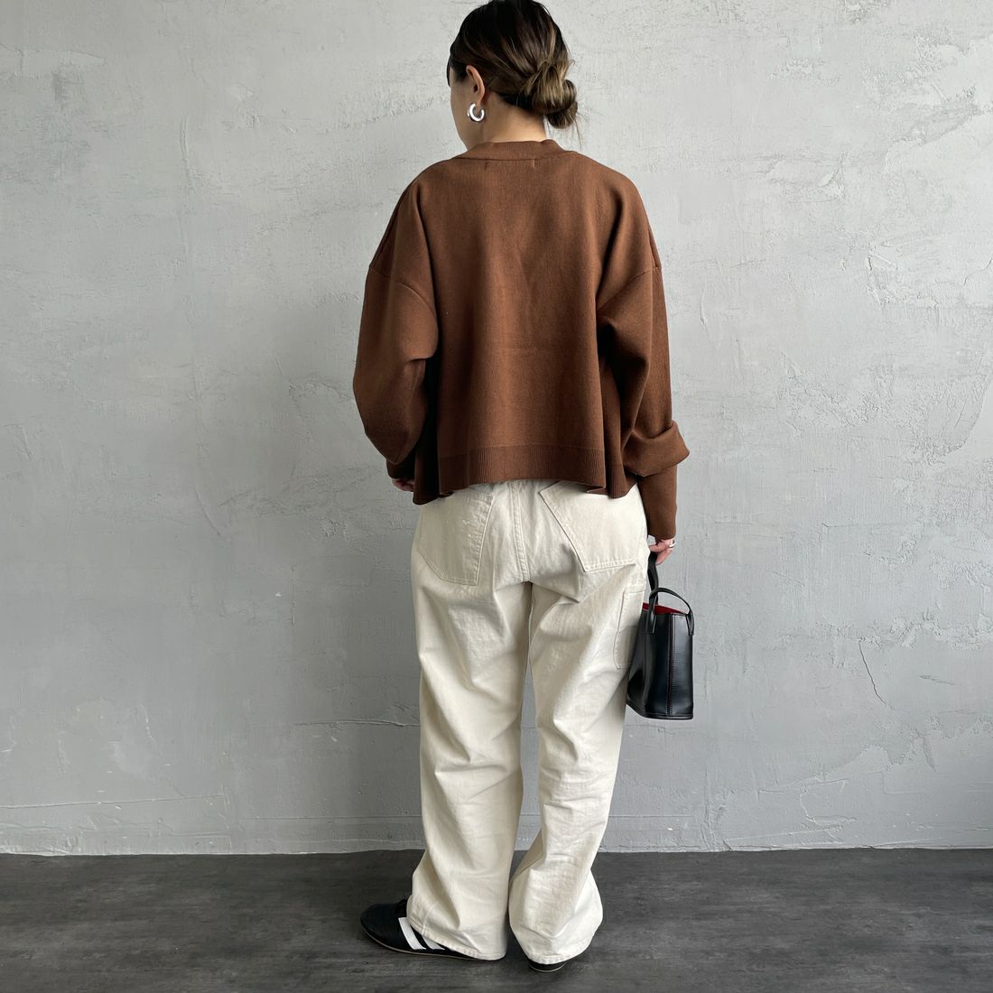 Americana × JEANS FACTORY [アメリカーナ × ジーンズファクトリー] 別注 フロントロゴ ショート丈Vネックカーディガン [ASO-C-004-1-JF] ﾌﾞﾗｳﾝ &&モデル身長：150cm 着用サイズ：ONE SIZE&&