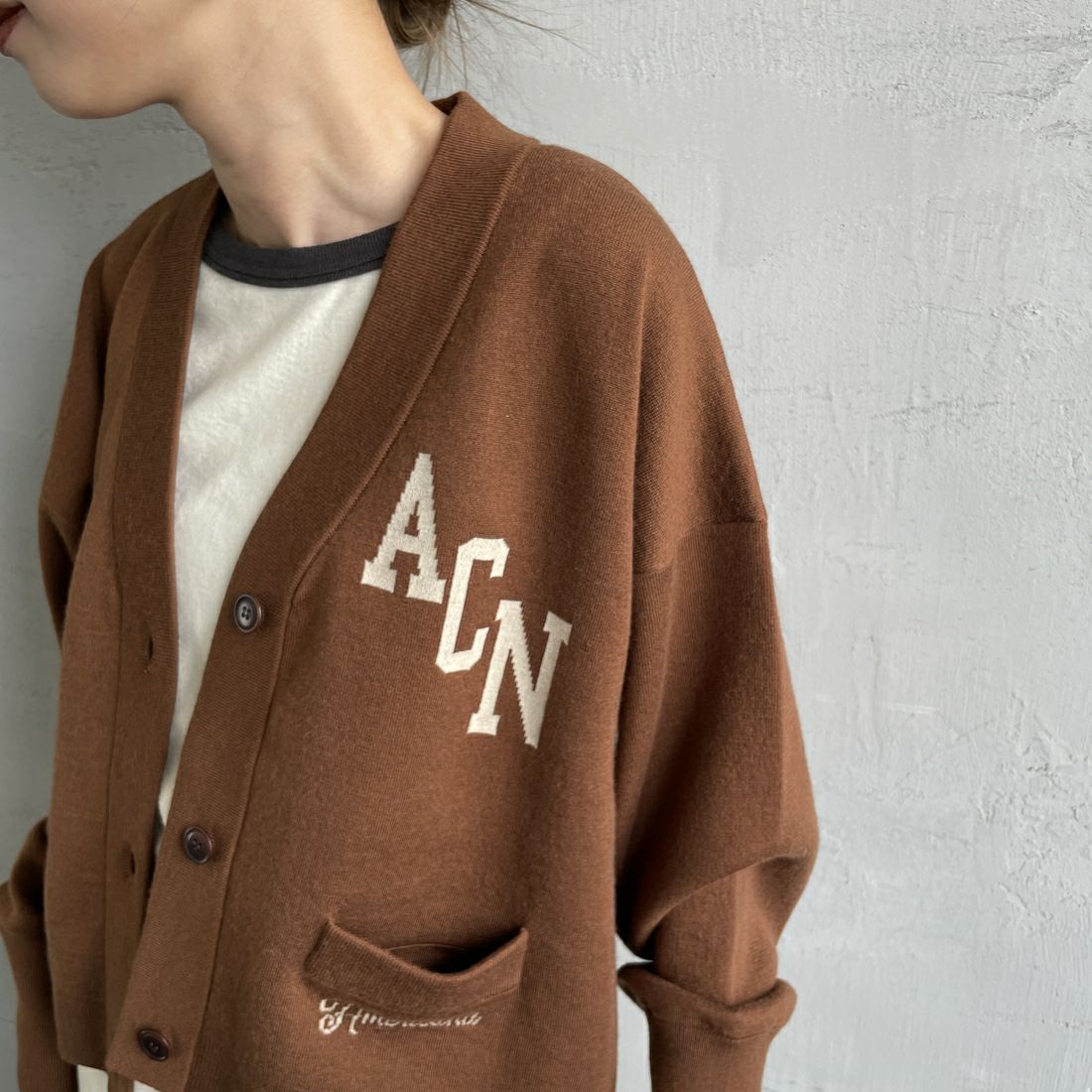 Americana × JEANS FACTORY [アメリカーナ × ジーンズファクトリー] 別注 フロントロゴ ショート丈Vネックカーディガン [ASO-C-004-1-JF] ﾌﾞﾗｳﾝ &&モデル身長：150cm 着用サイズ：ONE SIZE&&