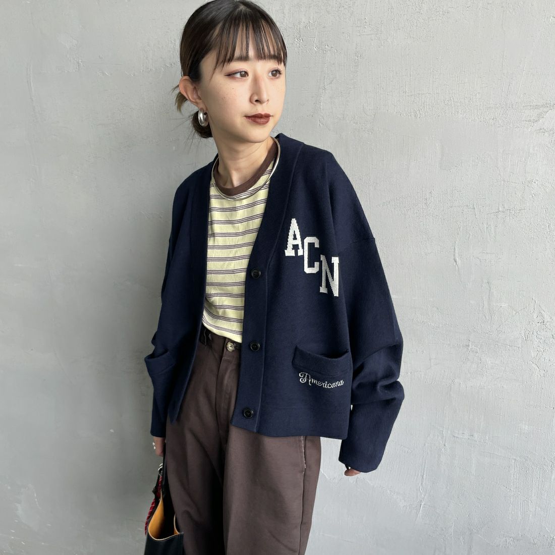 Americana × JEANS FACTORY [アメリカーナ × ジーンズファクトリー] 別注 フロントロゴ ショート丈Vネックカーディガン [ASO-C-004-1-JF] ﾈｲﾋﾞｰ &&モデル身長：150cm 着用サイズ：ONE SIZE&&