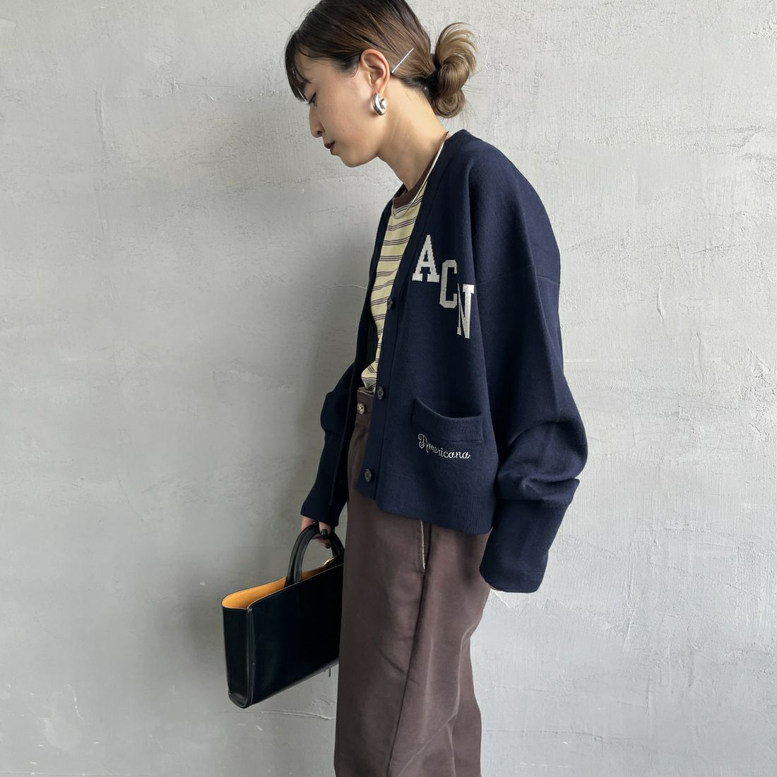 Americana × JEANS FACTORY [アメリカーナ × ジーンズファクトリー] 別注 フロントロゴ ショート丈Vネックカーディガン [ASO-C-004-1-JF] ﾈｲﾋﾞｰ &&モデル身長：150cm 着用サイズ：ONE SIZE&&