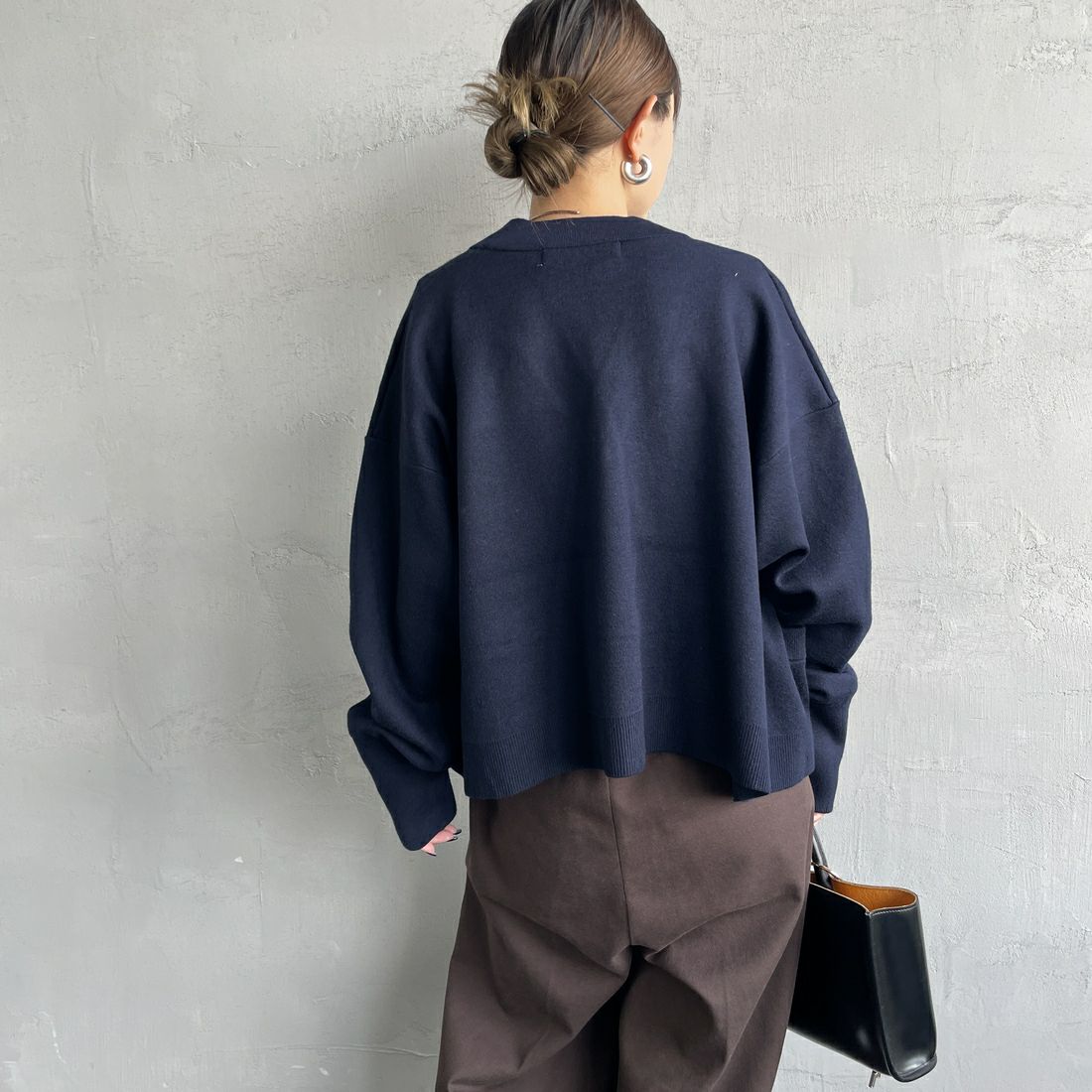 Americana × JEANS FACTORY [アメリカーナ × ジーンズファクトリー] 別注 フロントロゴ ショート丈Vネックカーディガン [ASO-C-004-1-JF] ﾈｲﾋﾞｰ &&モデル身長：150cm 着用サイズ：ONE SIZE&&