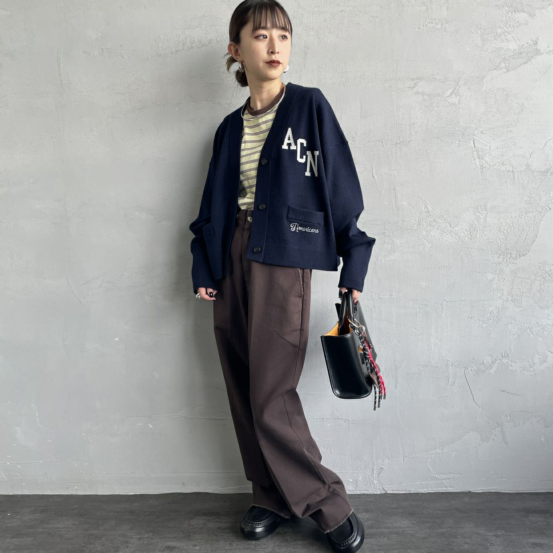 Americana × JEANS FACTORY [アメリカーナ × ジーンズファクトリー] 別注 フロントロゴ ショート丈Vネックカーディガン [ASO-C-004-1-JF] ﾈｲﾋﾞｰ &&モデル身長：150cm 着用サイズ：ONE SIZE&&