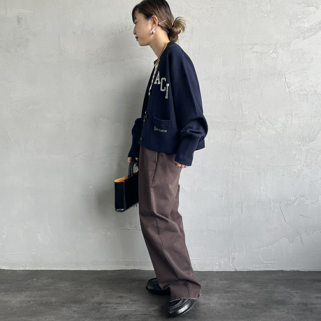 Americana × JEANS FACTORY [アメリカーナ × ジーンズファクトリー] 別注 フロントロゴ ショート丈Vネックカーディガン [ASO-C-004-1-JF] ﾈｲﾋﾞｰ &&モデル身長：150cm 着用サイズ：ONE SIZE&&