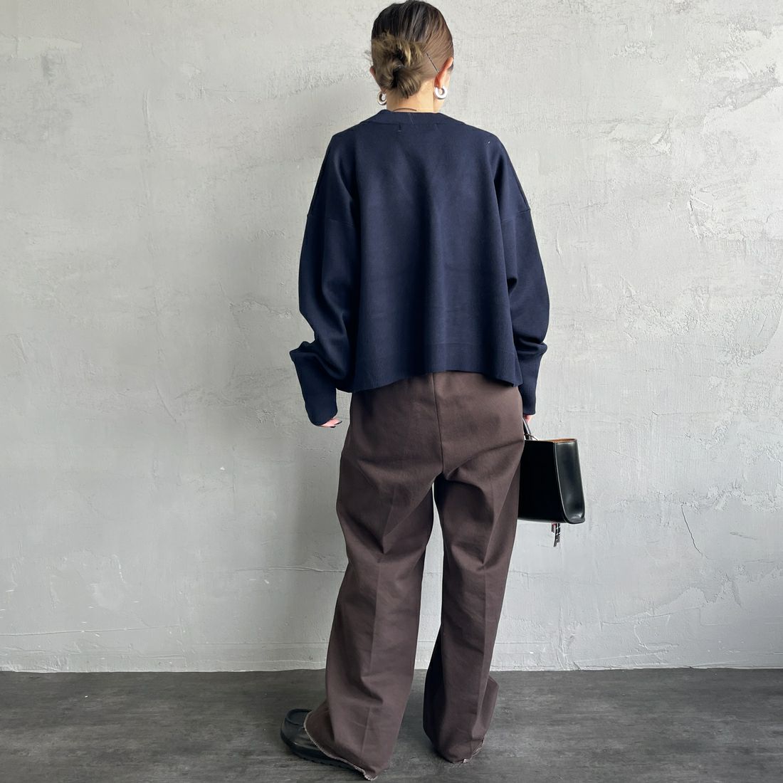 Americana × JEANS FACTORY [アメリカーナ × ジーンズファクトリー] 別注 フロントロゴ ショート丈Vネックカーディガン [ASO-C-004-1-JF] ﾈｲﾋﾞｰ &&モデル身長：150cm 着用サイズ：ONE SIZE&&