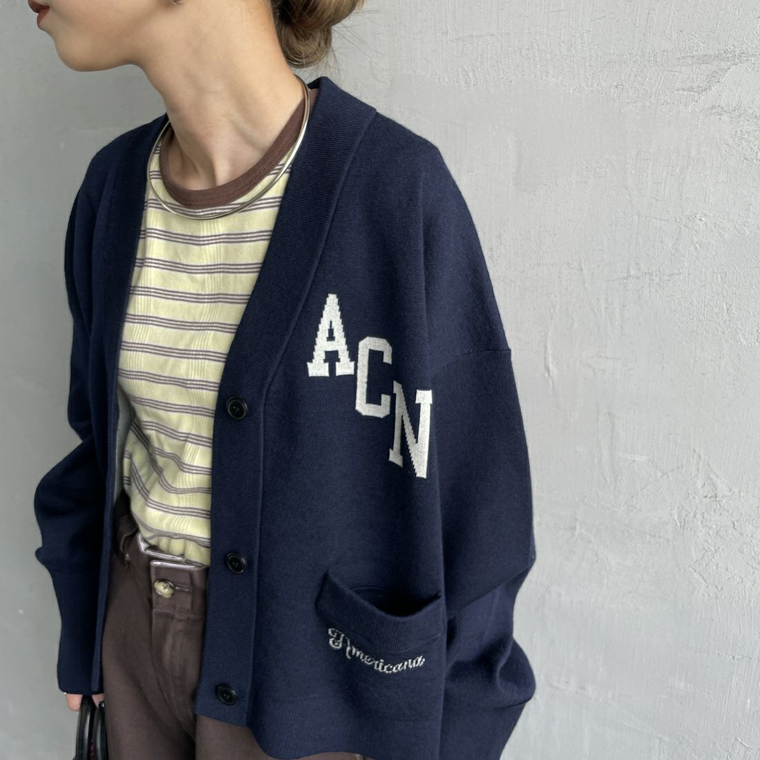 Americana × JEANS FACTORY [アメリカーナ × ジーンズファクトリー] 別注 フロントロゴ ショート丈Vネックカーディガン [ASO-C-004-1-JF] ﾈｲﾋﾞｰ &&モデル身長：150cm 着用サイズ：ONE SIZE&&