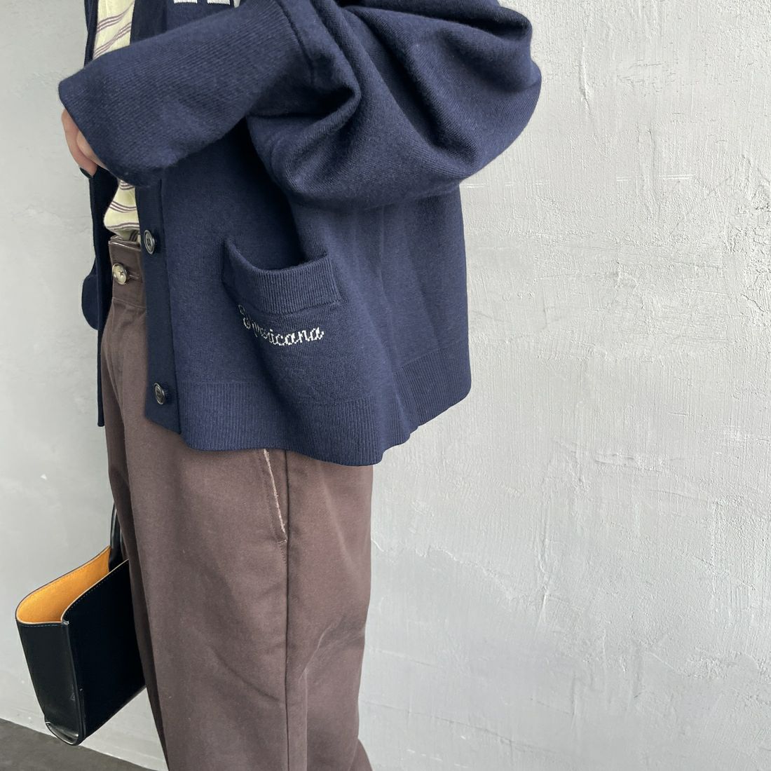 Americana × JEANS FACTORY [アメリカーナ × ジーンズファクトリー] 別注 フロントロゴ ショート丈Vネックカーディガン [ASO-C-004-1-JF] ﾈｲﾋﾞｰ &&モデル身長：150cm 着用サイズ：ONE SIZE&&