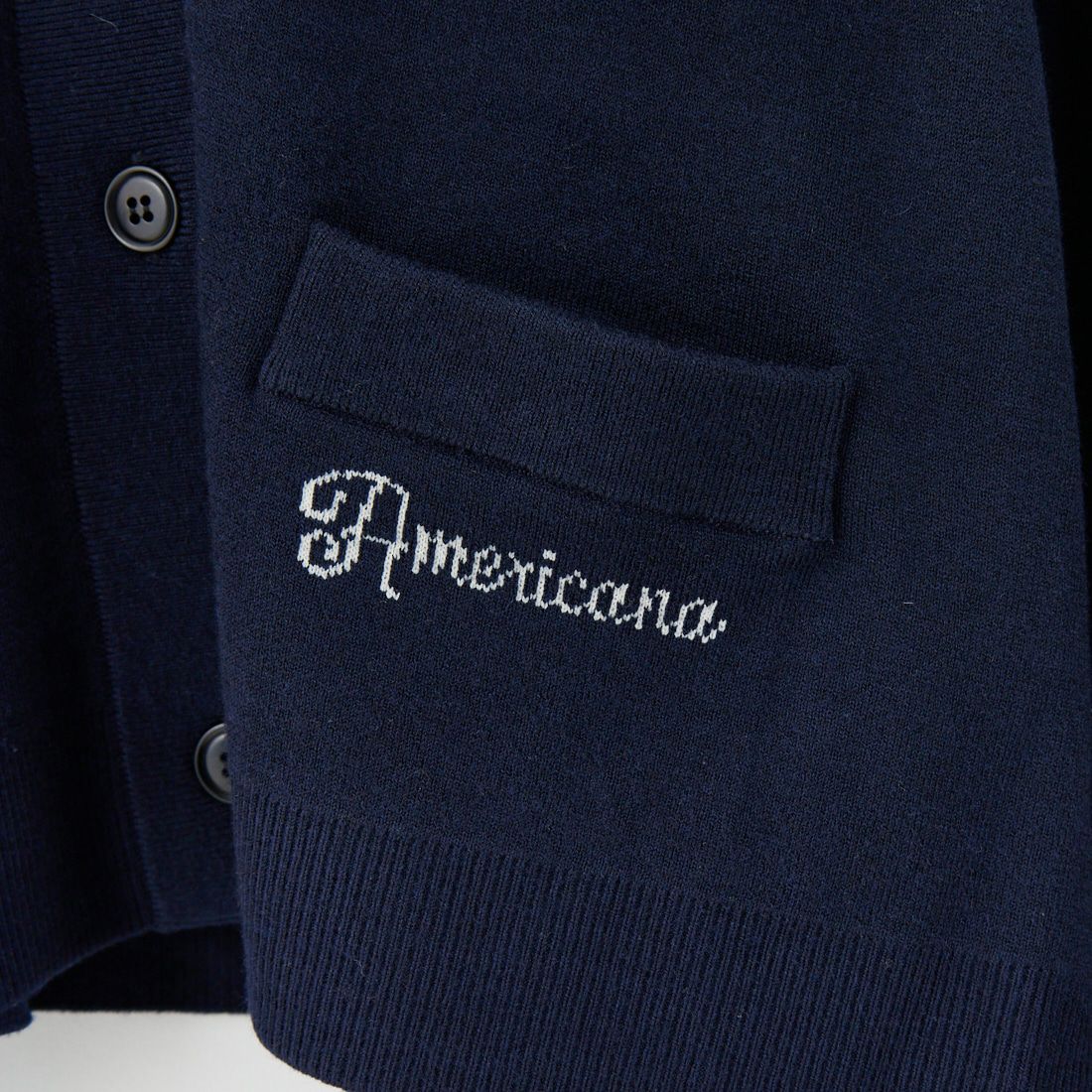 Americana × JEANS FACTORY [アメリカーナ × ジーンズファクトリー] 別注 フロントロゴ ショート丈Vネックカーディガン [ASO-C-004-1-JF] ﾈｲﾋﾞｰ