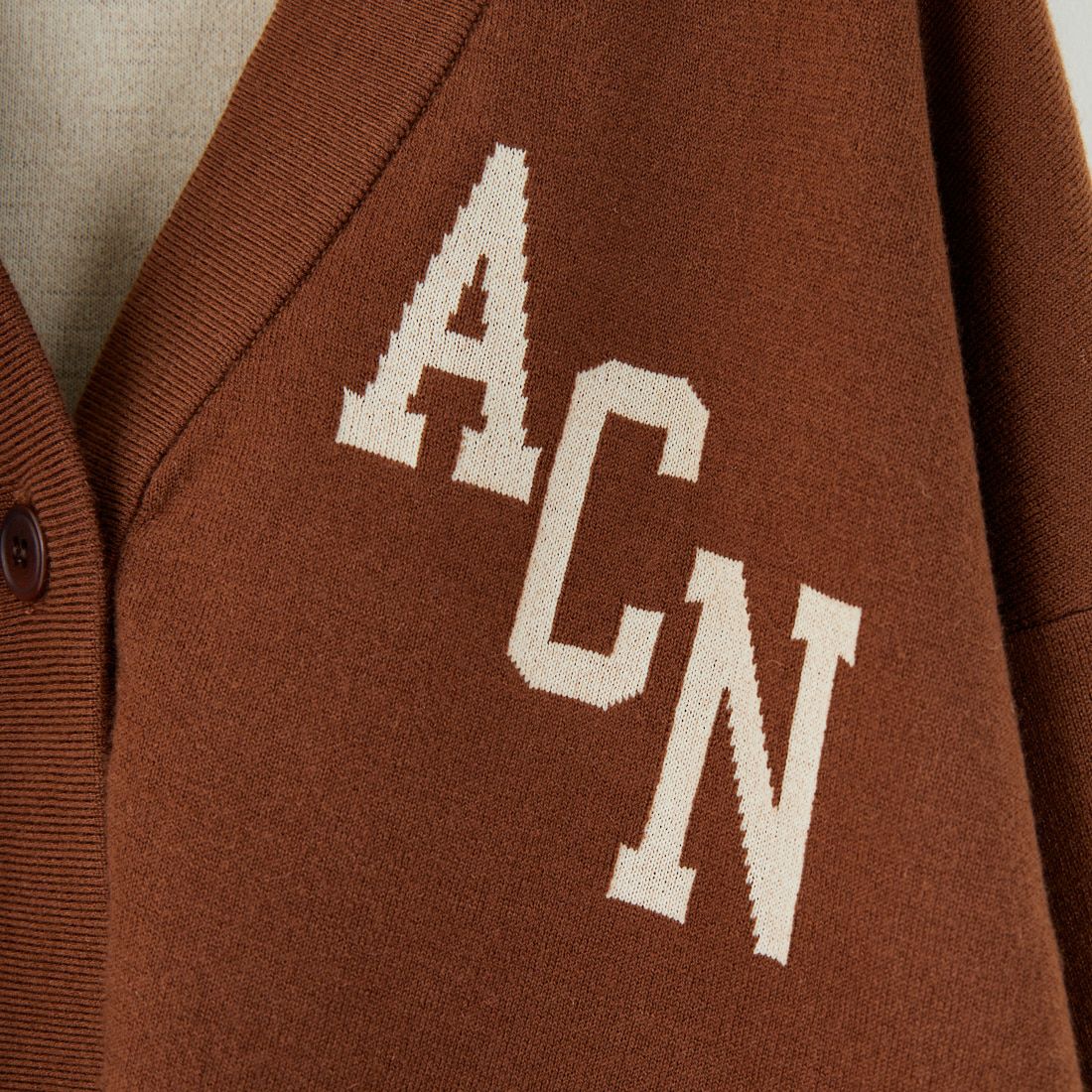 Americana × JEANS FACTORY [アメリカーナ × ジーンズファクトリー] 別注 フロントロゴ ショート丈Vネックカーディガン [ASO-C-004-1-JF] ﾌﾞﾗｳﾝ