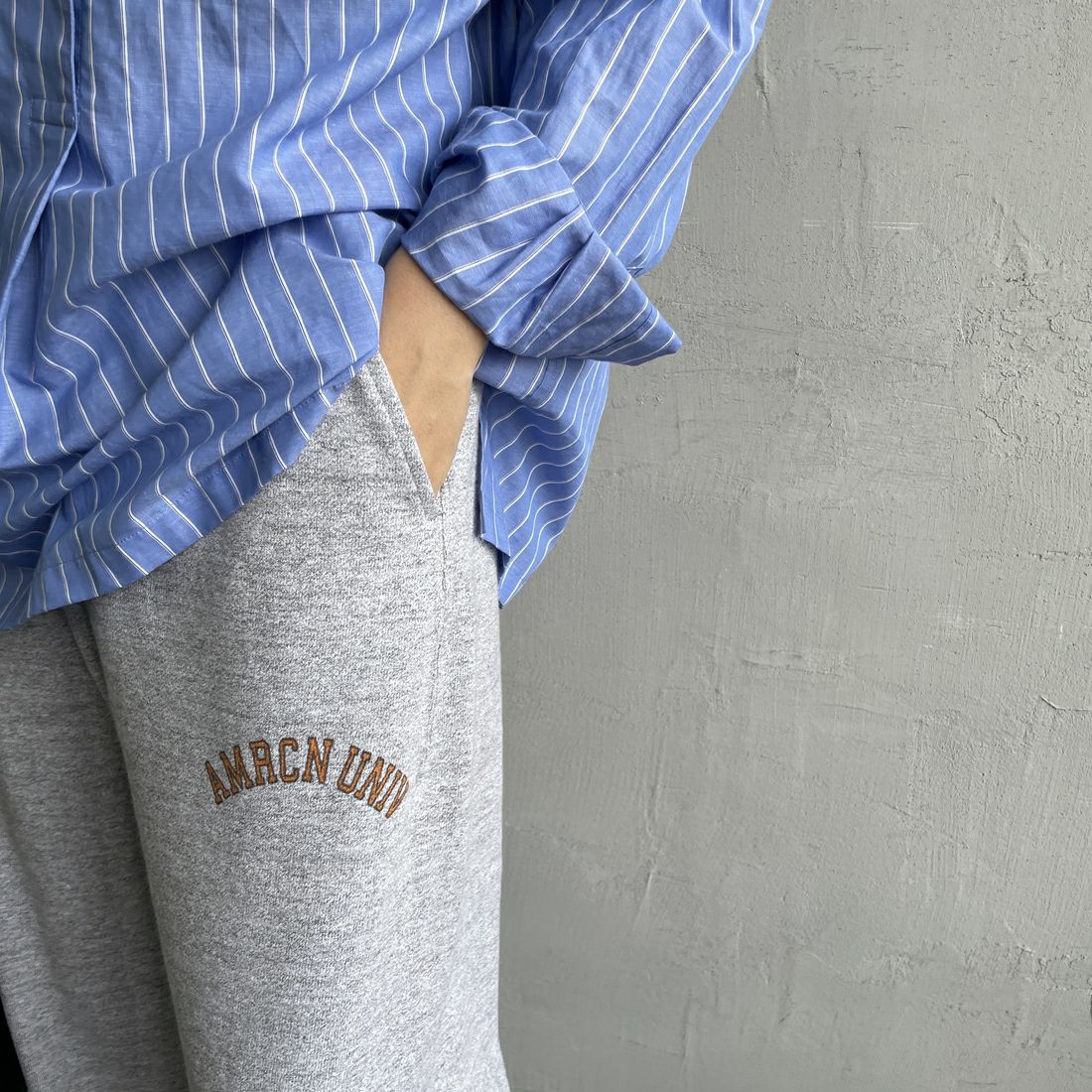 Americana × JEANS FACTORY [アメリカーナ × ジーンズファクトリー] 別注 カレッジロゴ スウェットパンツ [BRF-788A-1-JF] ﾓｸｸﾞﾚｰ &&モデル身長：160cm 着用サイズ：ONE SIZE&&