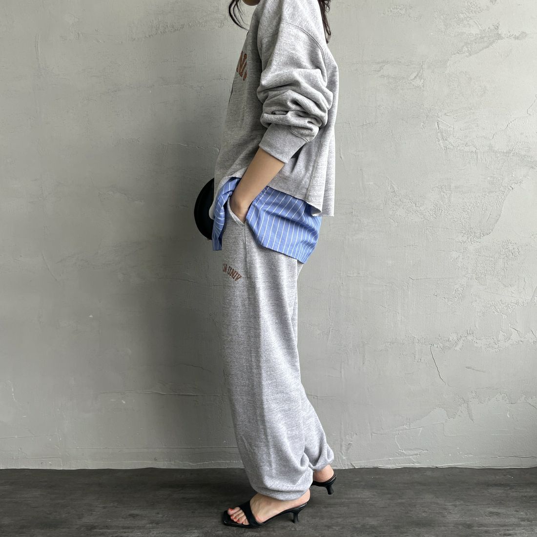 Americana × JEANS FACTORY [アメリカーナ × ジーンズファクトリー] 別注 カレッジロゴ スウェットパンツ [BRF-788A-1-JF] ﾓｸｸﾞﾚｰ &&モデル身長：160cm 着用サイズ：ONE SIZE&&