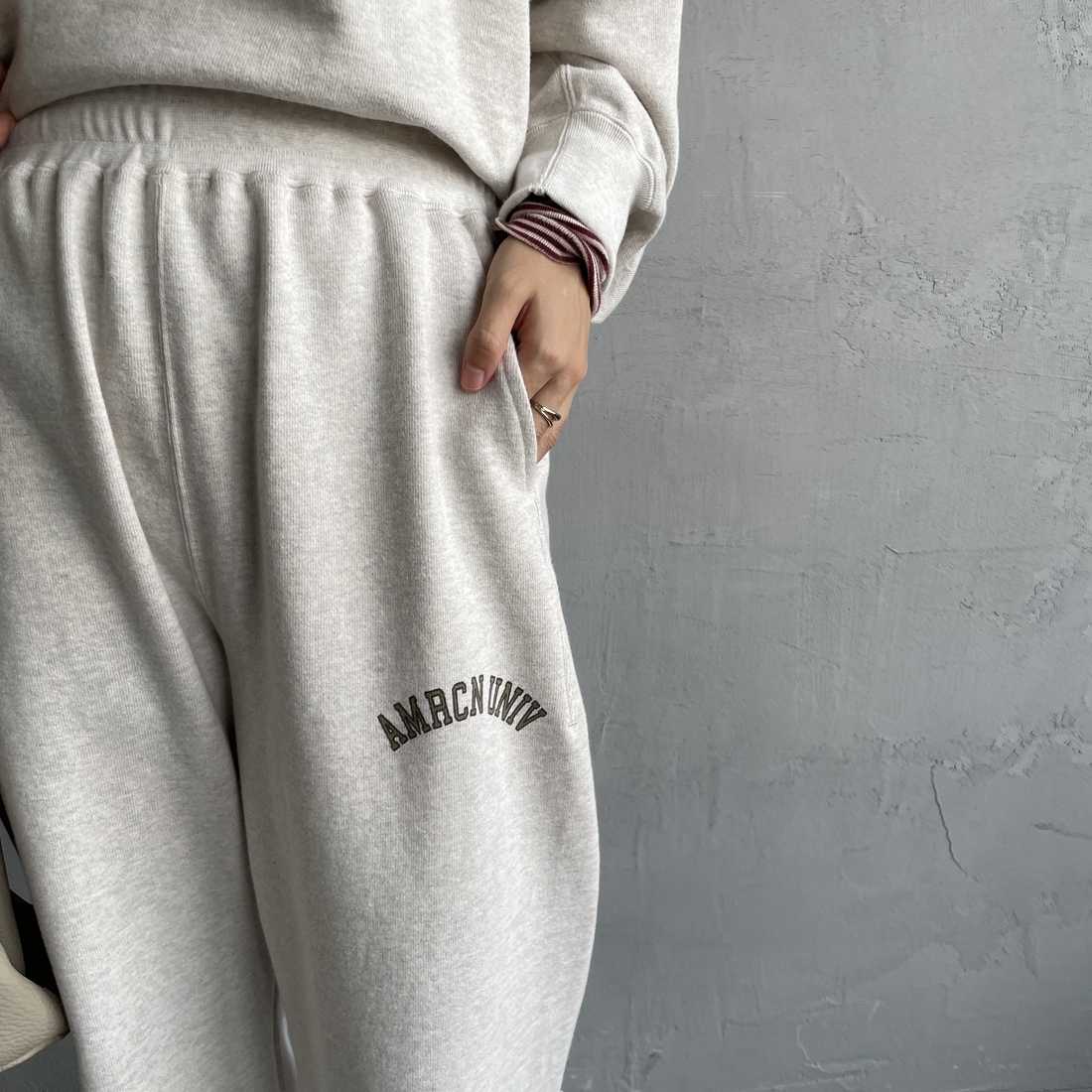 Americana × JEANS FACTORY [アメリカーナ × ジーンズファクトリー] 別注 カレッジロゴ スウェットパンツ [BRF-788A-1-JF] ｵｰﾄﾐｰﾙ &&モデル身長：158cm 着用サイズ：ONE SIZE&&