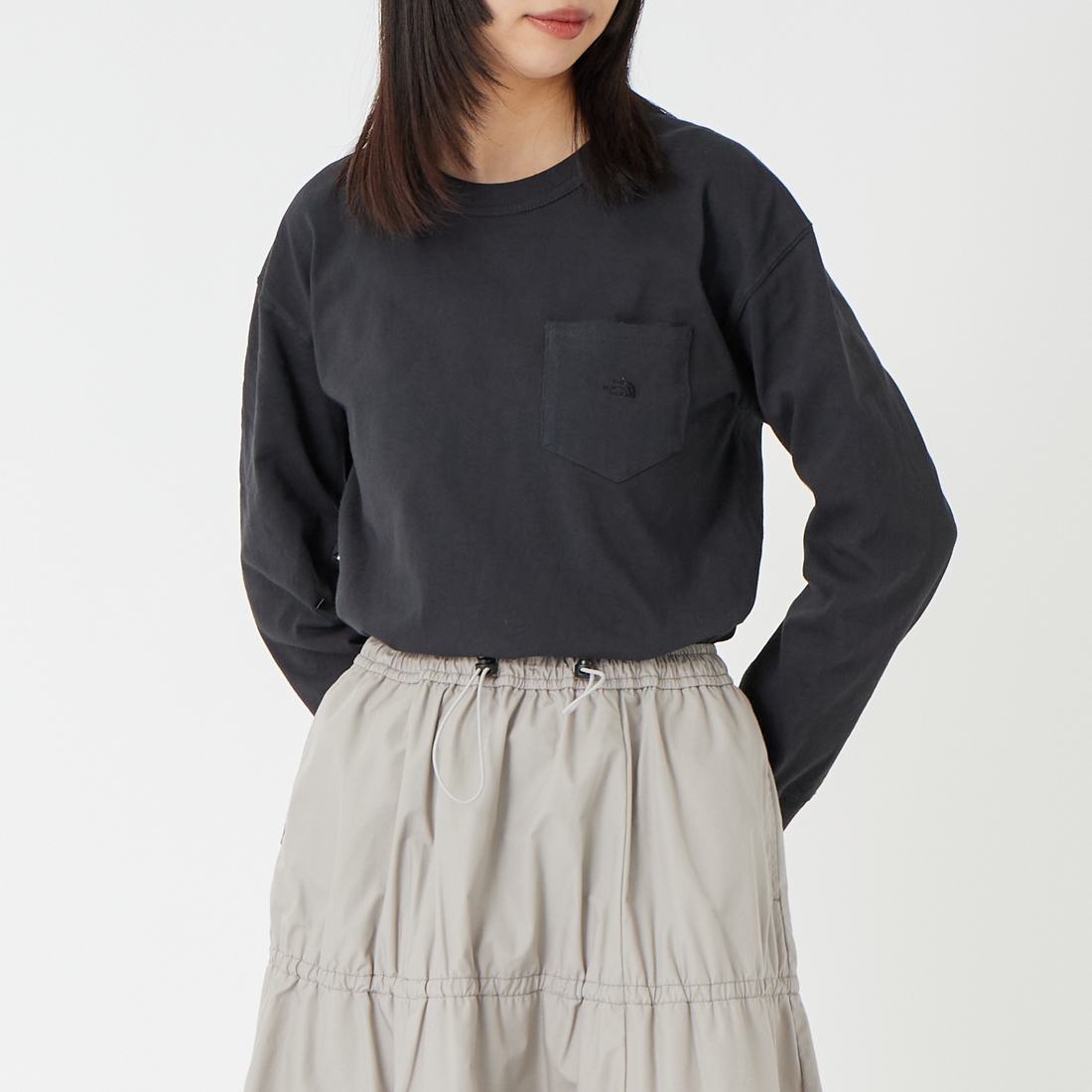 THE NORTH FACE PURPLE LABEL [ザ ノースフェイス パープルレーベル] 8オンスフィールド ロングスリーブポケットTシャツ [N25FT063] OW OFF WHI &&モデル身長：167cm 着用サイズ：WS&&