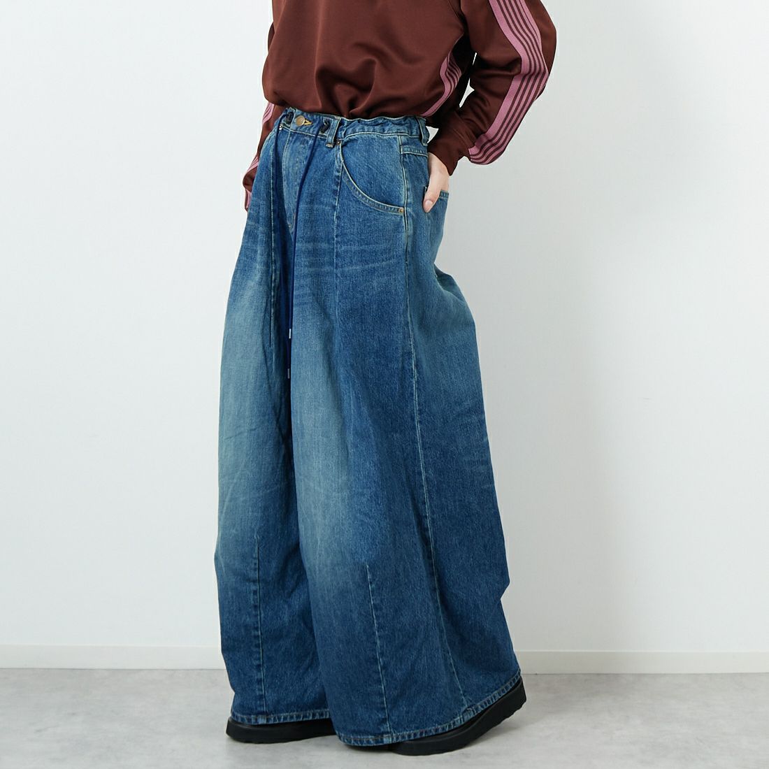 Needles [ニードルズ] ヒザデルバギーデニムパンツ [RW233] A INDIGO &&モデル身長：162cm 着用サイズ：1&&