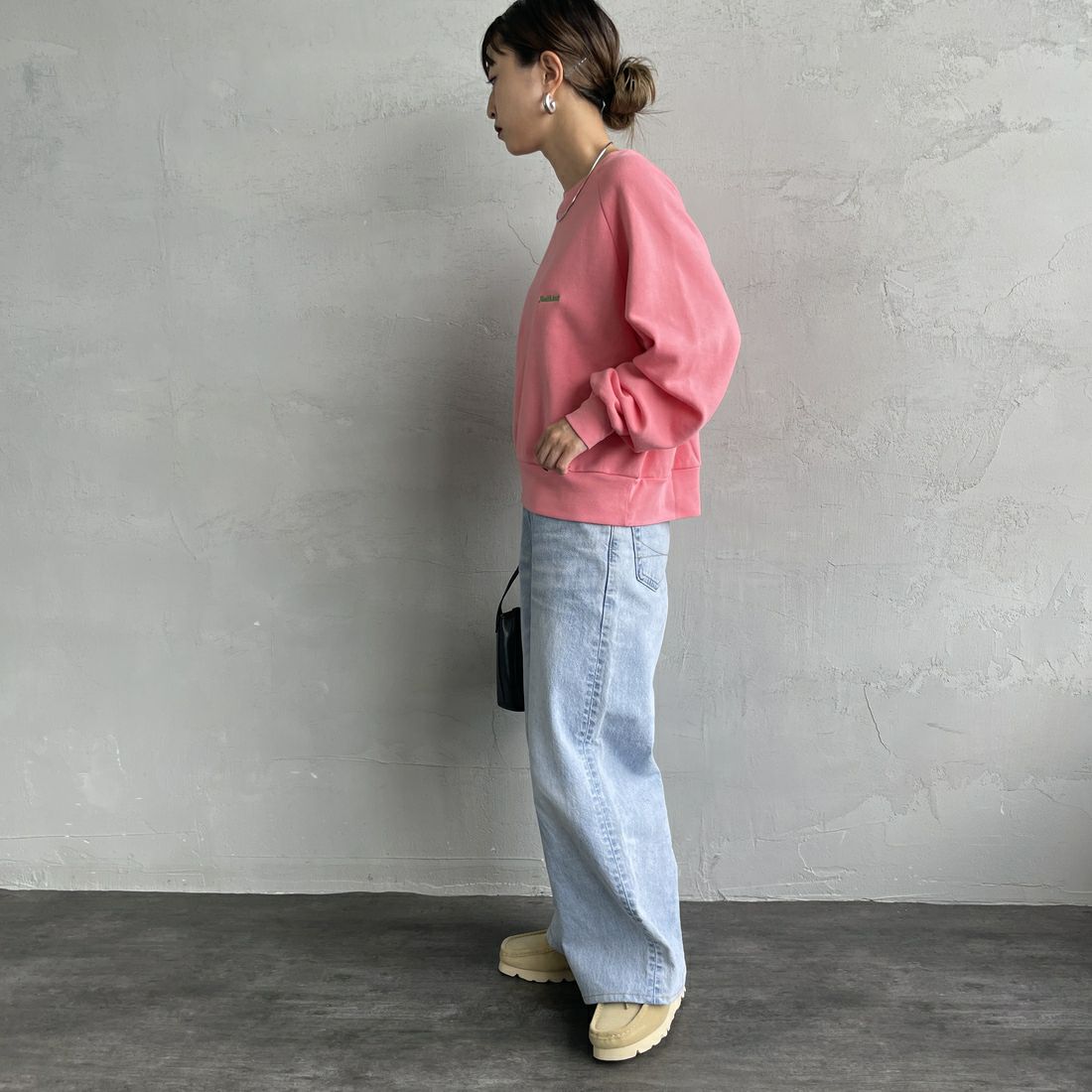 Health knit [ヘルスニット] 別注 ショート丈 クラシックラグランスリーブスウェット [HR25F-L269IN-JF] PINK &&モデル身長：150cm 着用サイズ：F&&