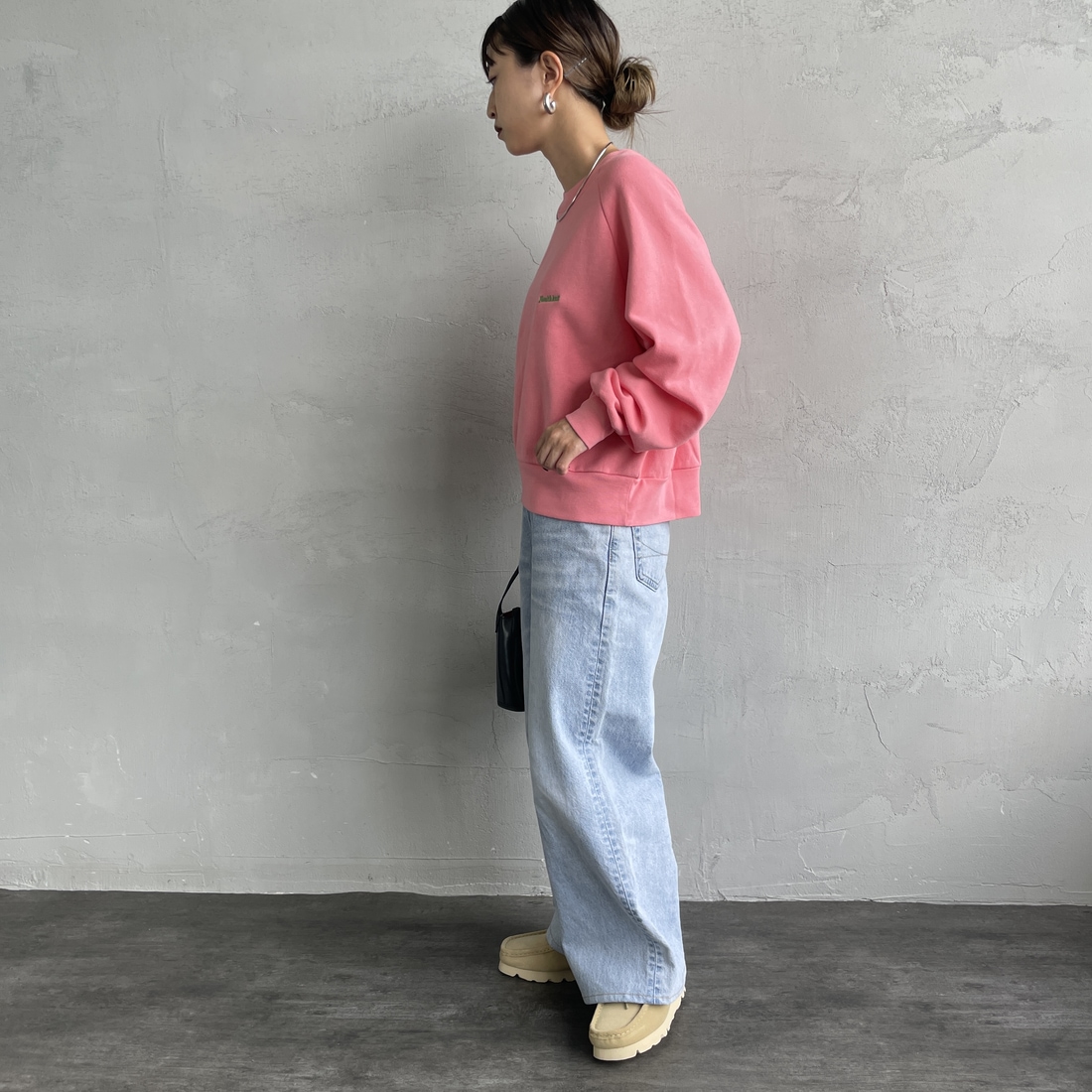 Health knit [ヘルスニット] 別注 ショート丈 クラシックラグランスリーブスウェット [HR25F-L269IN-JF] PINK &&モデル身長：150cm 着用サイズ：F&&