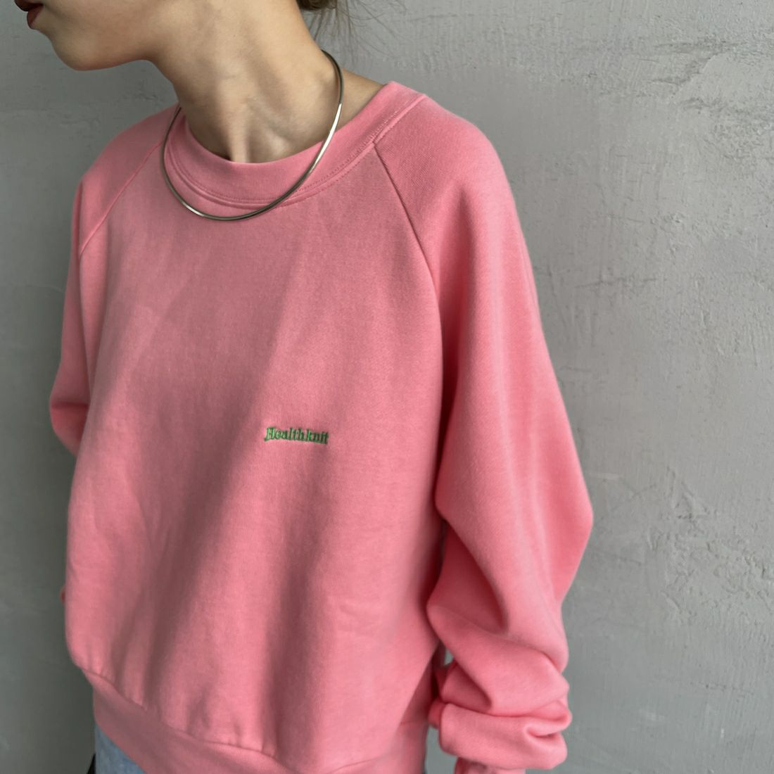 Health knit [ヘルスニット] 別注 ショート丈 クラシックラグランスリーブスウェット [HR25F-L269IN-JF] PINK &&モデル身長：150cm 着用サイズ：F&&