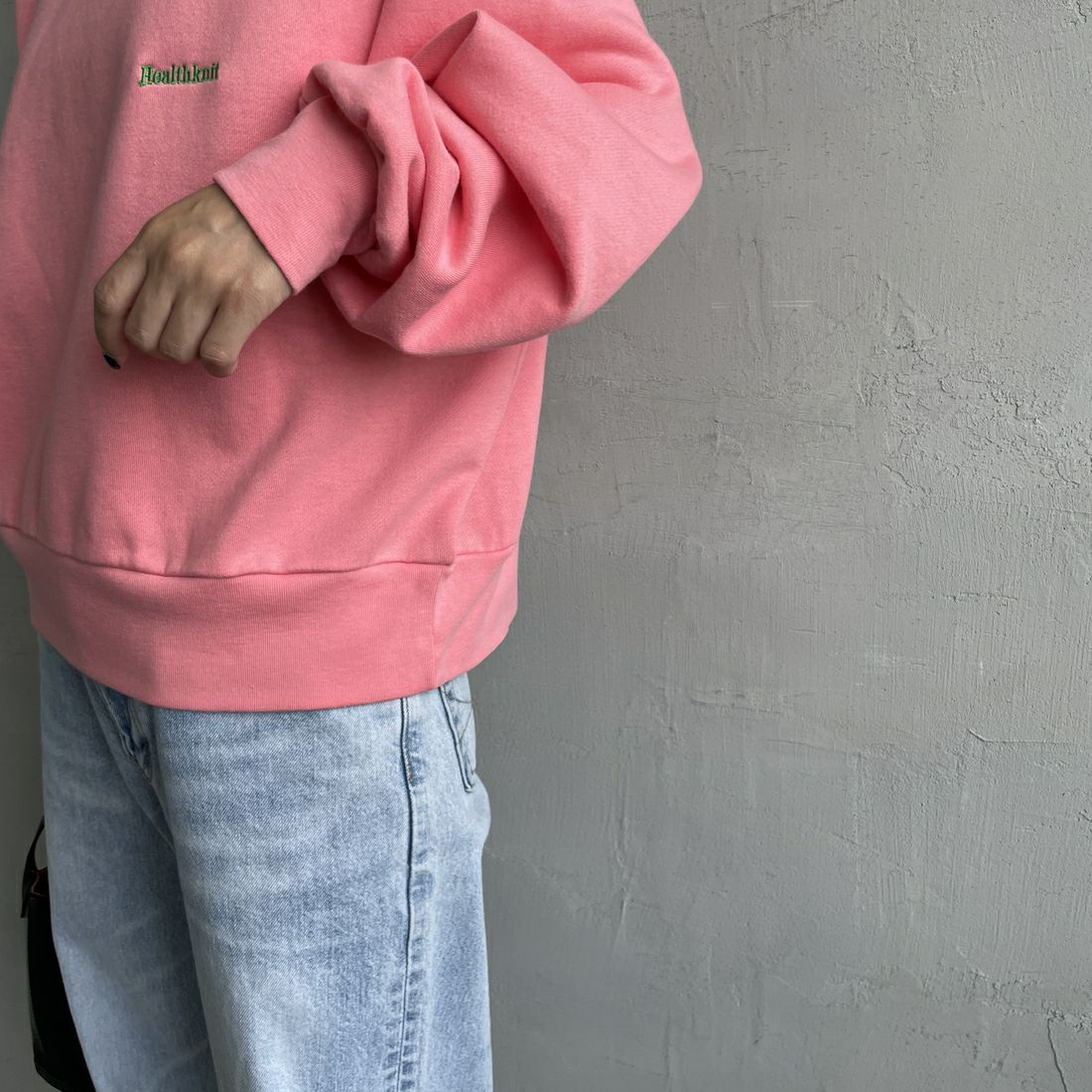 Health knit [ヘルスニット] 別注 ショート丈 クラシックラグランスリーブスウェット [HR25F-L269IN-JF] PINK &&モデル身長：150cm 着用サイズ：F&&