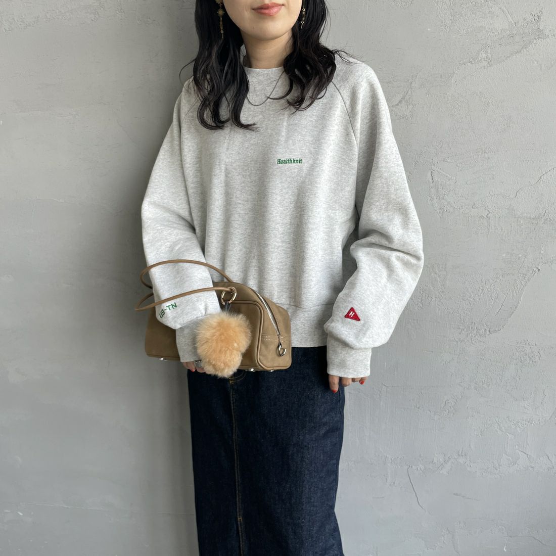 Health knit [ヘルスニット] 別注 ショート丈 クラシックラグランスリーブスウェット [HR25F-L269IN-JF] H.GRAY &&モデル身長：160cm 着用サイズ：F&&