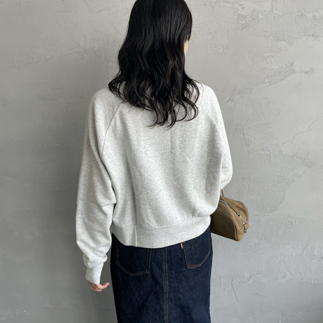 Health knit [ヘルスニット] 別注 ショート丈 クラシックラグランスリーブスウェット [HR25F-L269IN-JF] H.GRAY &&モデル身長：160cm 着用サイズ：F&&