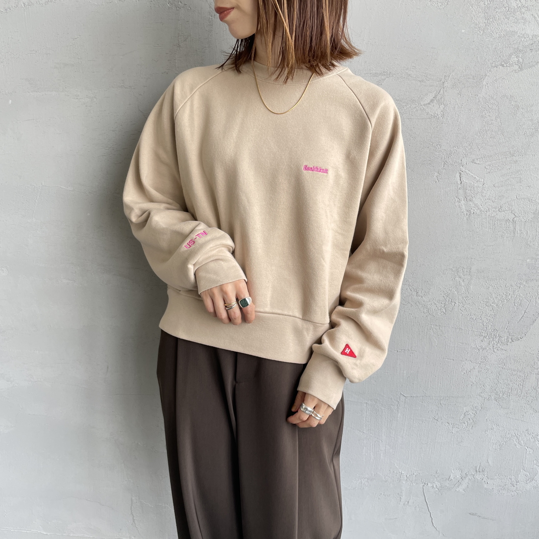 Health knit [ヘルスニット] 別注 ショート丈 クラシックラグランスリーブスウェット [HR25F-L269IN-JF] BEIGE &&モデル身長：158cm 着用サイズ：F&&