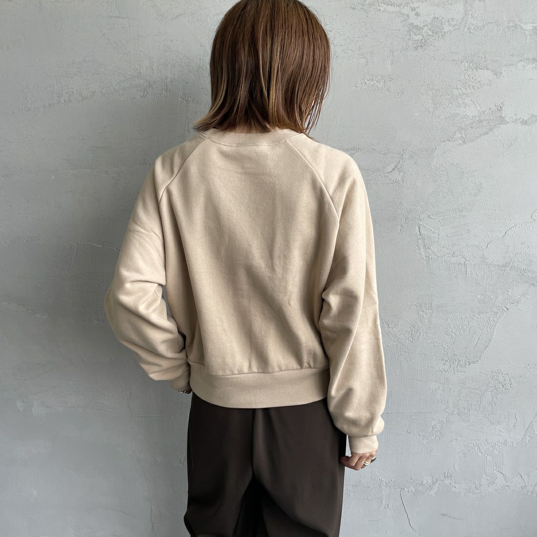 Health knit [ヘルスニット] 別注 ショート丈 クラシックラグランスリーブスウェット [HR25F-L269IN-JF] BEIGE &&モデル身長：158cm 着用サイズ：F&&