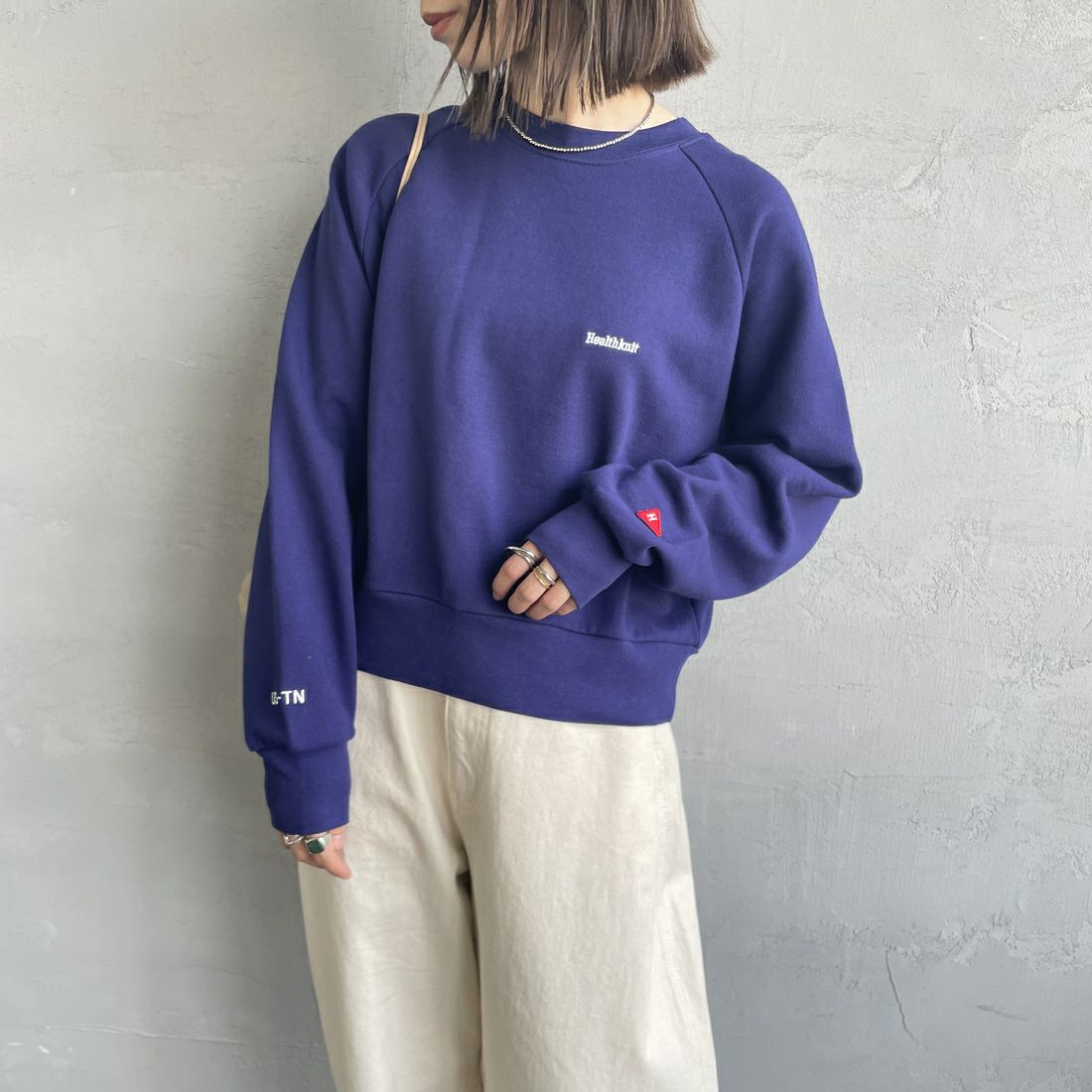 Health knit [ヘルスニット] 別注 ショート丈 クラシックラグランスリーブスウェット [HR25F-L269IN-JF] NAVY &&モデル身長：158cm 着用サイズ：F&&