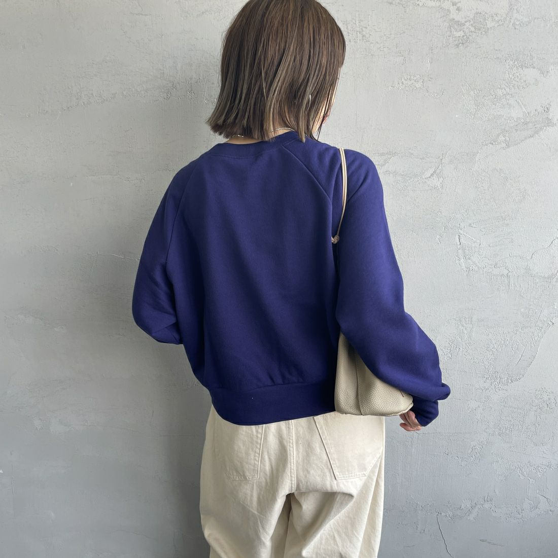 Health knit [ヘルスニット] 別注 ショート丈 クラシックラグランスリーブスウェット [HR25F-L269IN-JF] NAVY &&モデル身長：158cm 着用サイズ：F&&