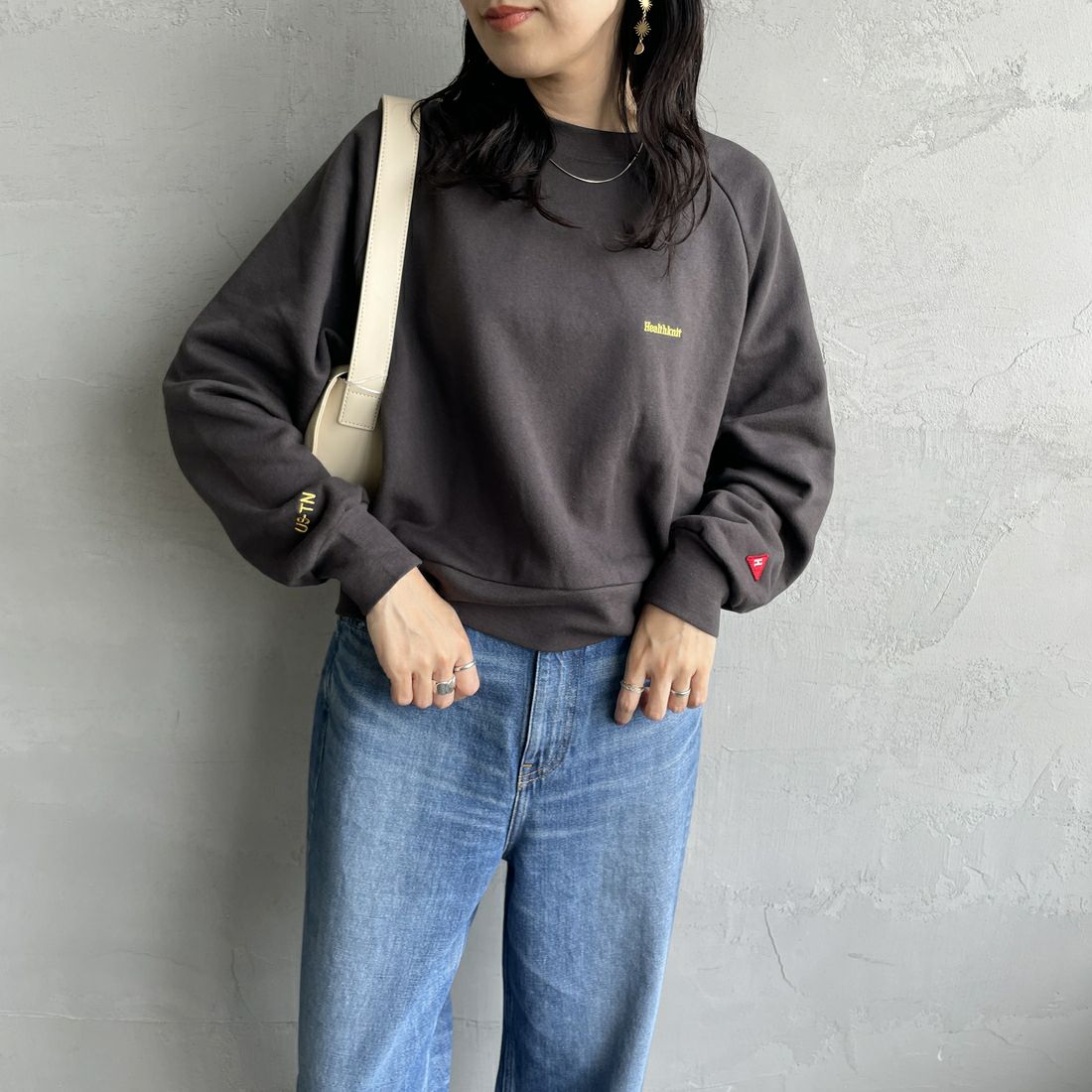 Health knit [ヘルスニット] 別注 ショート丈 クラシックラグランスリーブスウェット [HR25F-L269IN-JF] CHARCOAL &&モデル身長：160cm 着用サイズ：F&&