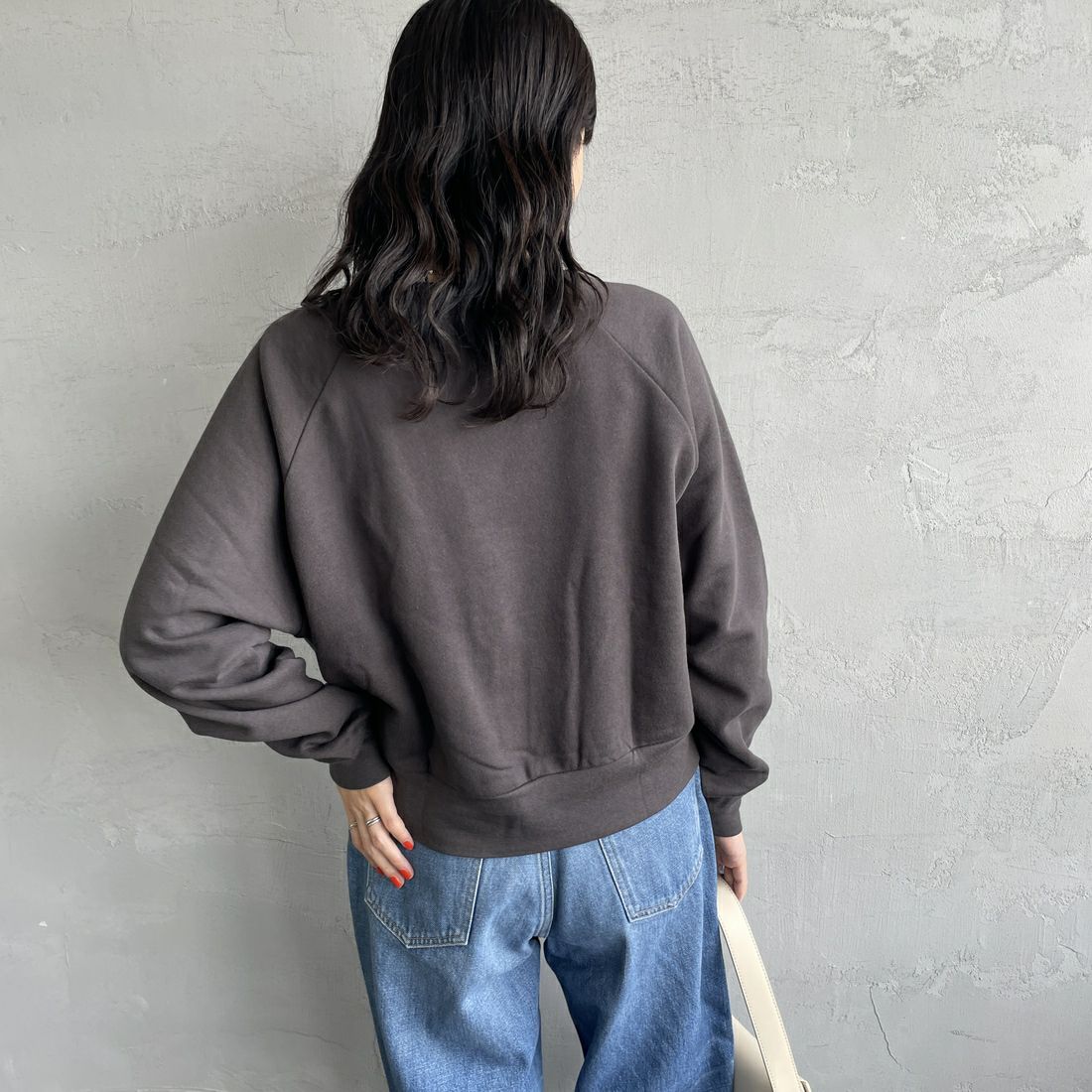 Health knit [ヘルスニット] 別注 ショート丈 クラシックラグランスリーブスウェット [HR25F-L269IN-JF] CHARCOAL &&モデル身長：160cm 着用サイズ：F&&