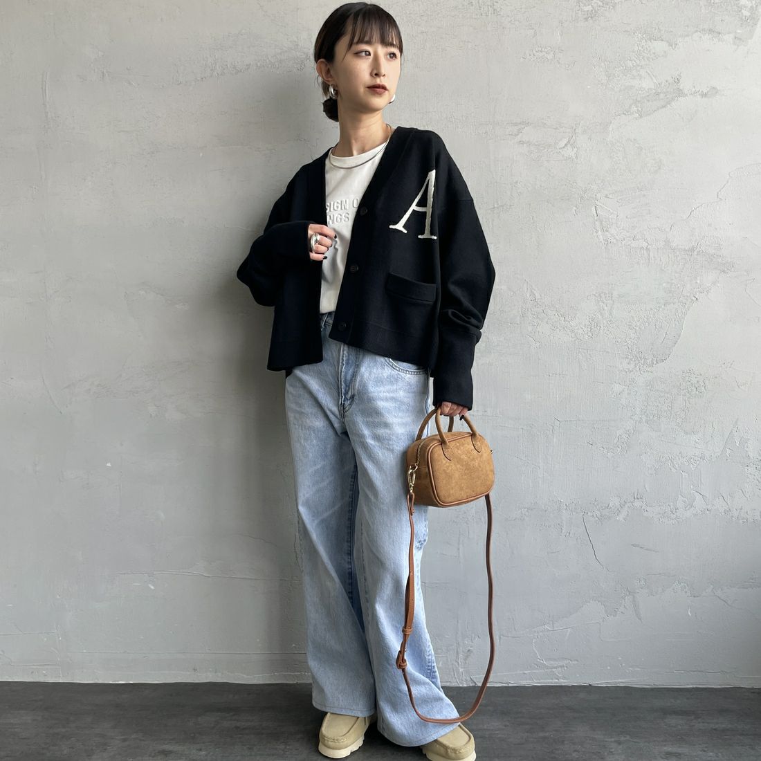 Americana × JEANS FACTORY [アメリカーナ × ジーンズファクトリー] 別注 バックロゴ ショート丈Vネックカーディガン [ASO-C-004-2-JF] ﾌﾞﾗｯｸ &&モデル身長：150cm 着用サイズ：ONE SIZE&&