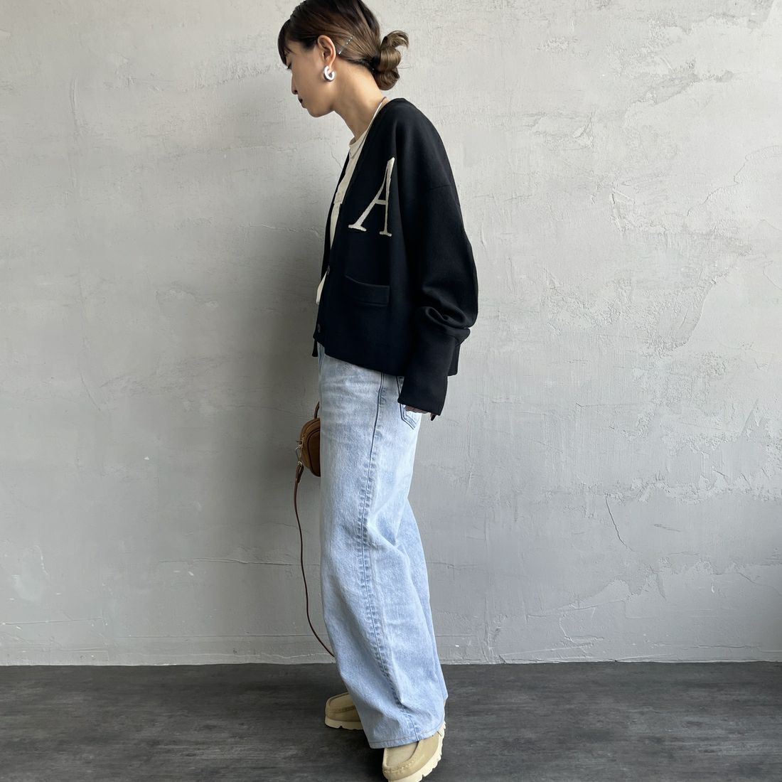 Americana × JEANS FACTORY [アメリカーナ × ジーンズファクトリー] 別注 バックロゴ ショート丈Vネックカーディガン [ASO-C-004-2-JF] ﾌﾞﾗｯｸ &&モデル身長：150cm 着用サイズ：ONE SIZE&&