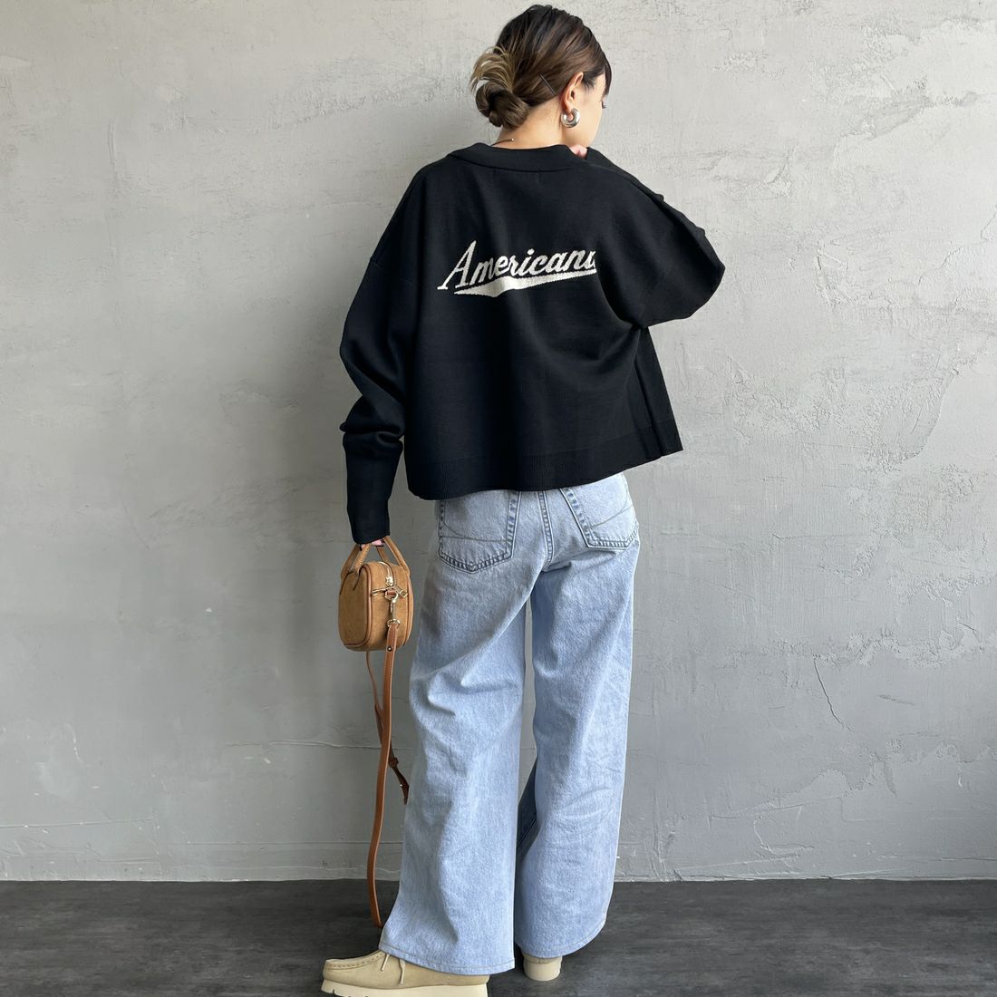 Americana × JEANS FACTORY [アメリカーナ × ジーンズファクトリー] 別注 バックロゴ ショート丈Vネックカーディガン [ASO-C-004-2-JF] ﾌﾞﾗｯｸ &&モデル身長：150cm 着用サイズ：ONE SIZE&&