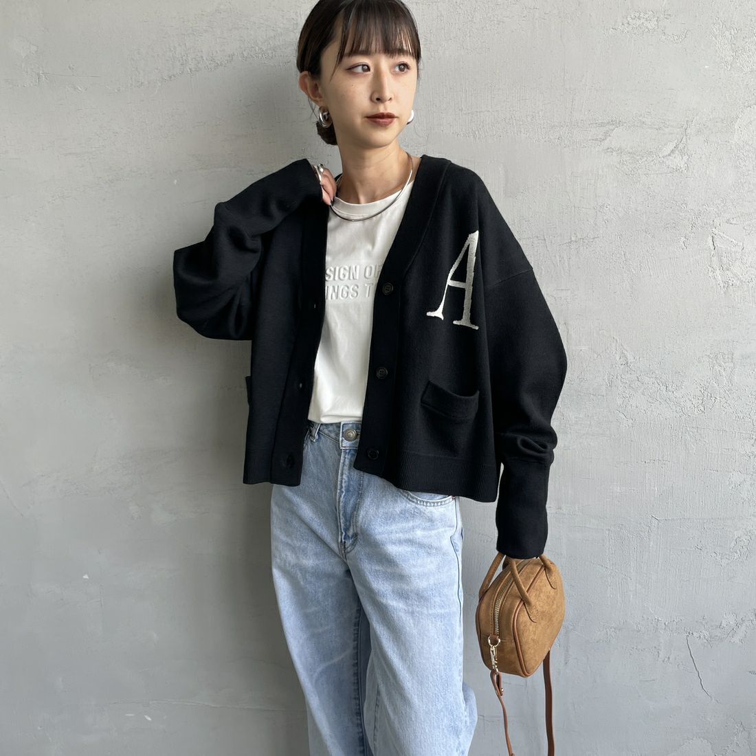 Americana × JEANS FACTORY [アメリカーナ × ジーンズファクトリー] 別注 バックロゴ ショート丈Vネックカーディガン [ASO-C-004-2-JF] ﾌﾞﾗｯｸ &&モデル身長：150cm 着用サイズ：ONE SIZE&&