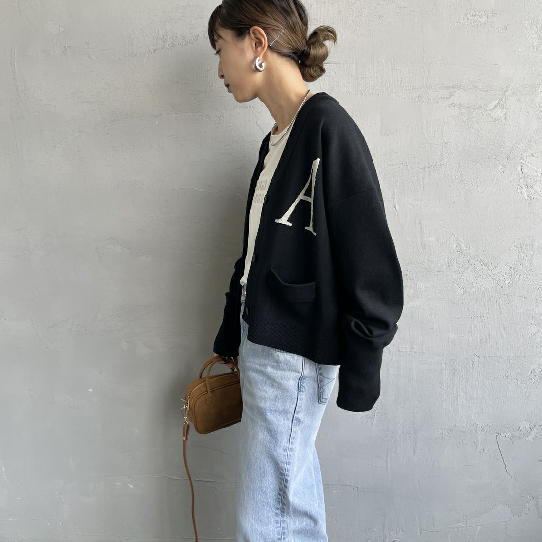 Americana × JEANS FACTORY [アメリカーナ × ジーンズファクトリー] 別注 バックロゴ ショート丈Vネックカーディガン [ASO-C-004-2-JF] ﾌﾞﾗｯｸ &&モデル身長：150cm 着用サイズ：ONE SIZE&&