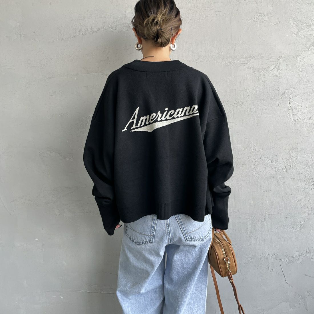 Americana × JEANS FACTORY [アメリカーナ × ジーンズファクトリー] 別注 バックロゴ ショート丈Vネックカーディガン [ASO-C-004-2-JF] ﾌﾞﾗｯｸ &&モデル身長：150cm 着用サイズ：ONE SIZE&&