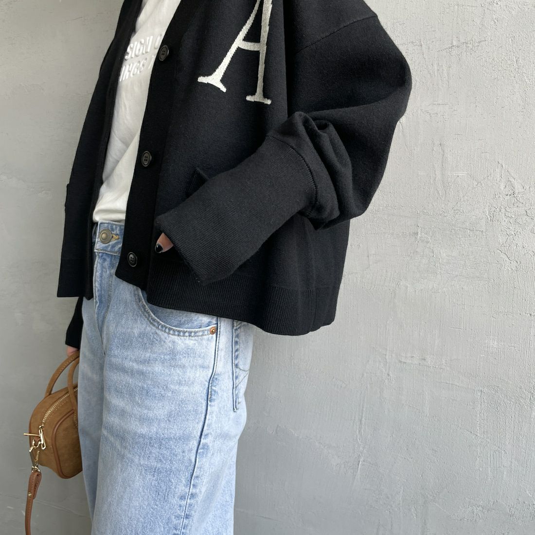 Americana × JEANS FACTORY [アメリカーナ × ジーンズファクトリー] 別注 バックロゴ ショート丈Vネックカーディガン [ASO-C-004-2-JF] ﾌﾞﾗｯｸ &&モデル身長：150cm 着用サイズ：ONE SIZE&&