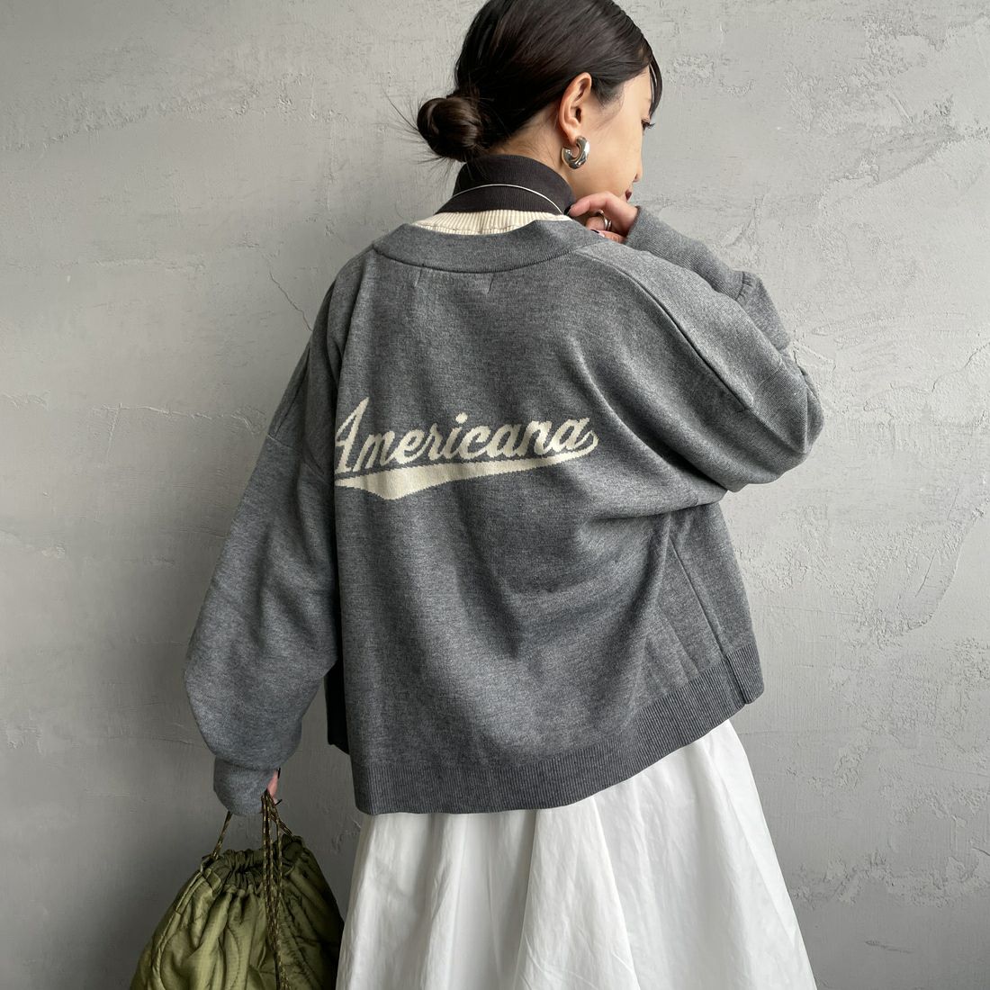 Americana × JEANS FACTORY [アメリカーナ × ジーンズファクトリー] 別注 バックロゴ ショート丈Vネックカーディガン [ASO-C-004-2-JF] ﾁｬｺｰﾙ &&モデル身長：150cm 着用サイズ：ONE SIZE&&
