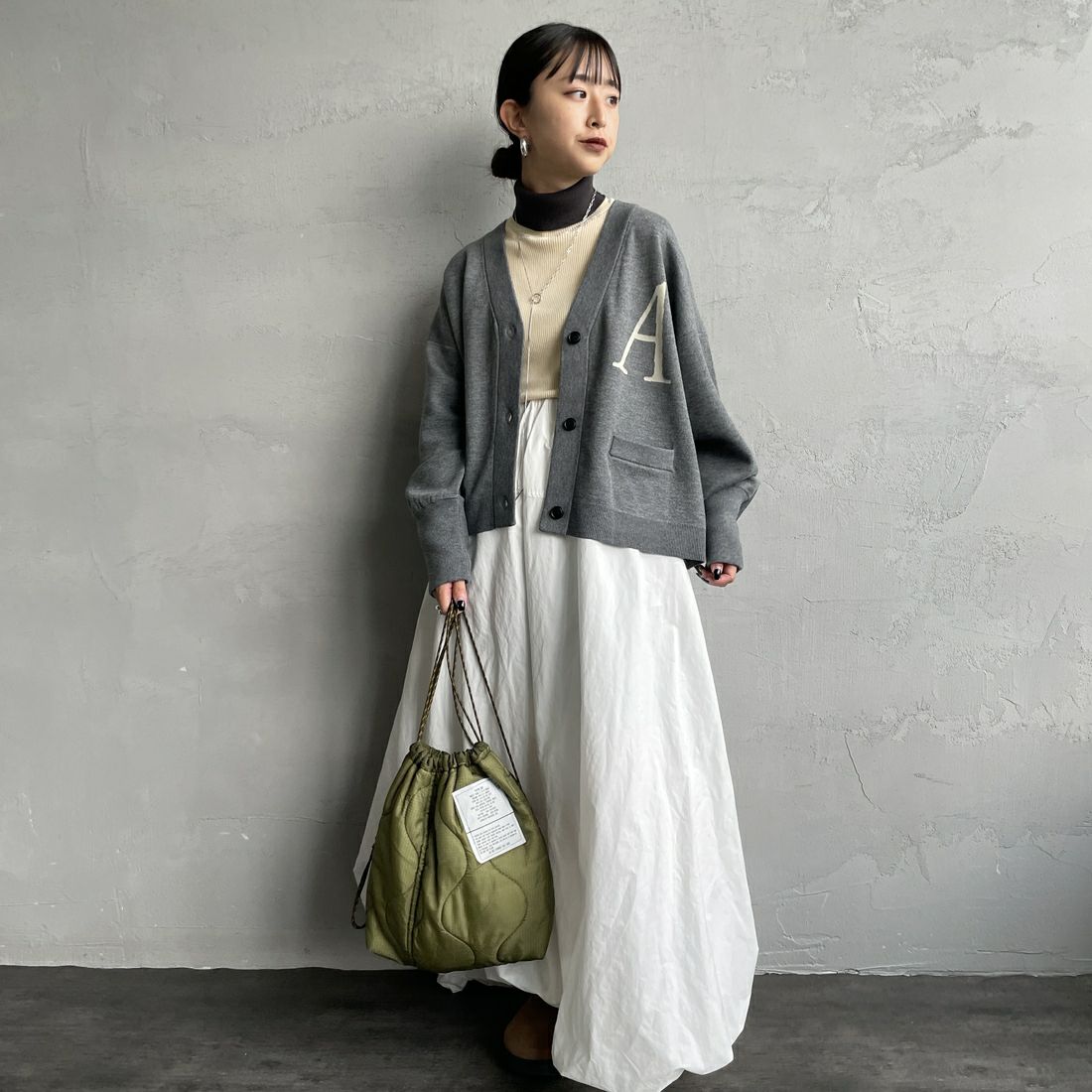 Americana × JEANS FACTORY [アメリカーナ × ジーンズファクトリー] 別注 バックロゴ ショート丈Vネックカーディガン [ASO-C-004-2-JF] ﾁｬｺｰﾙ &&モデル身長：150cm 着用サイズ：ONE SIZE&&