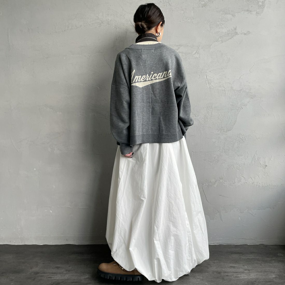 Americana × JEANS FACTORY [アメリカーナ × ジーンズファクトリー] 別注 バックロゴ ショート丈Vネックカーディガン [ASO-C-004-2-JF] ﾁｬｺｰﾙ &&モデル身長：150cm 着用サイズ：ONE SIZE&&