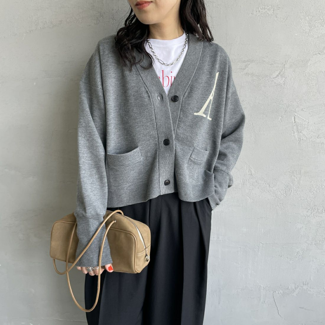 Americana × JEANS FACTORY [アメリカーナ × ジーンズファクトリー] 別注 バックロゴ ショート丈Vネックカーディガン [ASO-C-004-2-JF] ﾁｬｺｰﾙ &&モデル身長：160cm 着用サイズ：ONE SIZE&&