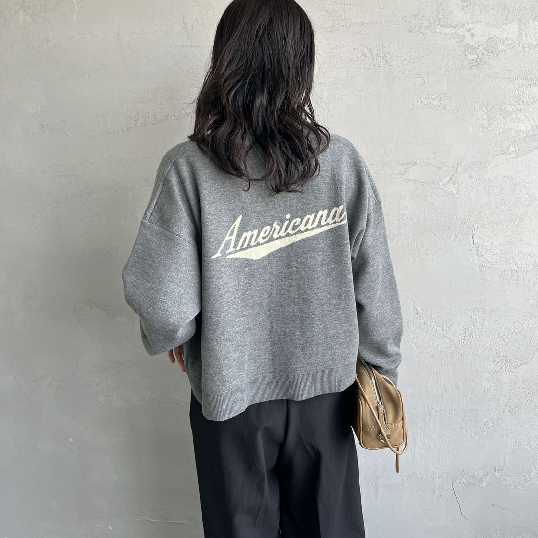 Americana × JEANS FACTORY [アメリカーナ × ジーンズファクトリー] 別注 バックロゴ ショート丈Vネックカーディガン [ASO-C-004-2-JF] ﾁｬｺｰﾙ &&モデル身長：160cm 着用サイズ：ONE SIZE&&
