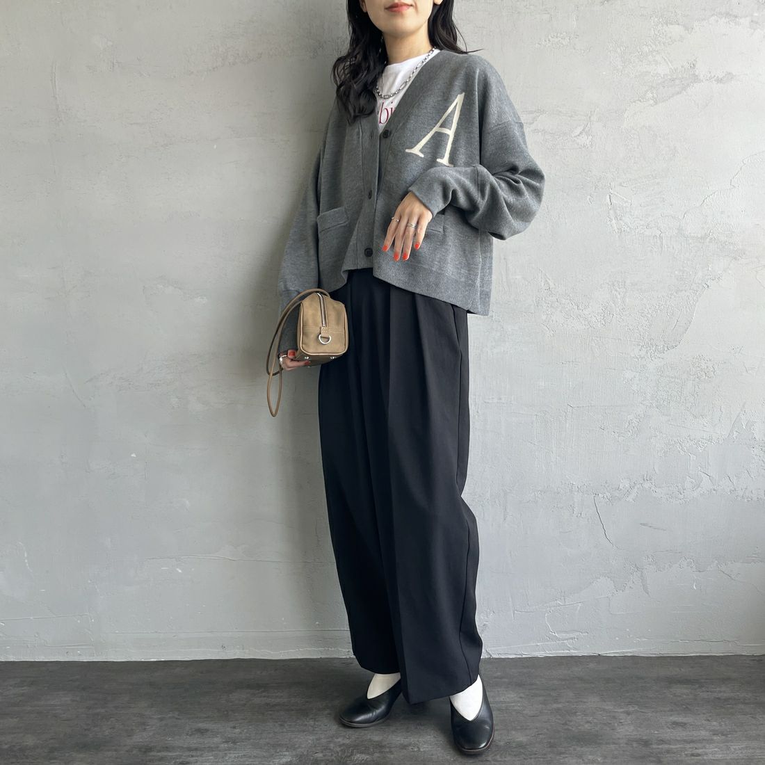 Americana × JEANS FACTORY [アメリカーナ × ジーンズファクトリー] 別注 バックロゴ ショート丈Vネックカーディガン [ASO-C-004-2-JF] ﾁｬｺｰﾙ &&モデル身長：160cm 着用サイズ：ONE SIZE&&