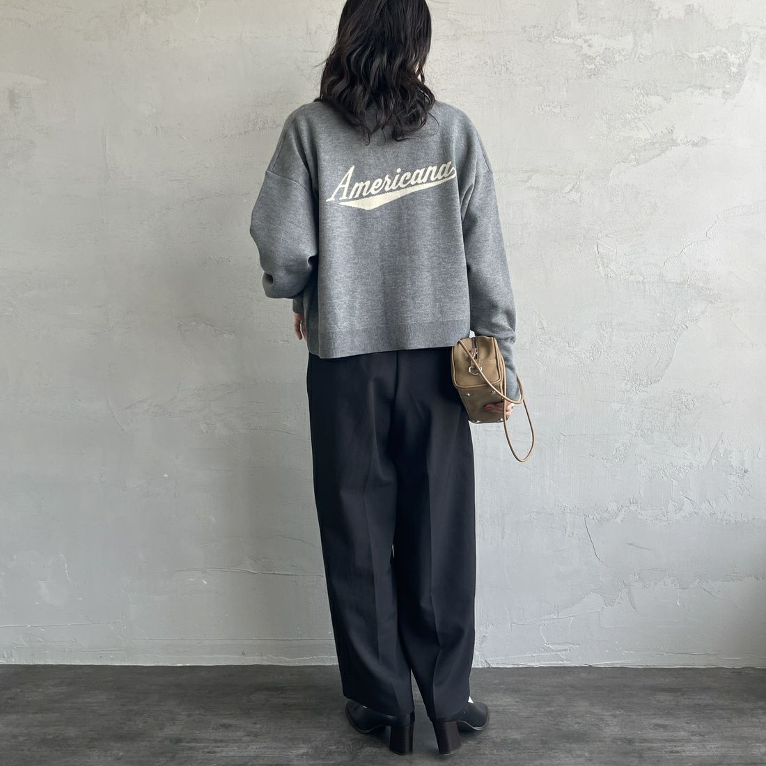 Americana × JEANS FACTORY [アメリカーナ × ジーンズファクトリー] 別注 バックロゴ ショート丈Vネックカーディガン [ASO-C-004-2-JF] ﾁｬｺｰﾙ &&モデル身長：160cm 着用サイズ：ONE SIZE&&