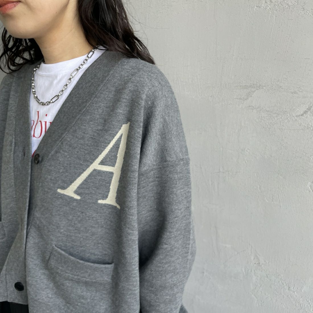 Americana × JEANS FACTORY [アメリカーナ × ジーンズファクトリー] 別注 バックロゴ ショート丈Vネックカーディガン [ASO-C-004-2-JF] ﾁｬｺｰﾙ &&モデル身長：160cm 着用サイズ：ONE SIZE&&