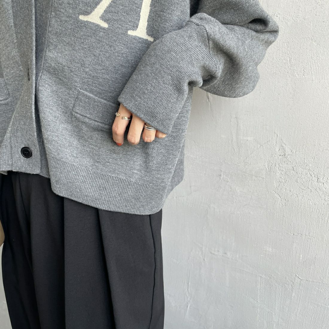 Americana × JEANS FACTORY [アメリカーナ × ジーンズファクトリー] 別注 バックロゴ ショート丈Vネックカーディガン [ASO-C-004-2-JF] ﾁｬｺｰﾙ &&モデル身長：160cm 着用サイズ：ONE SIZE&&