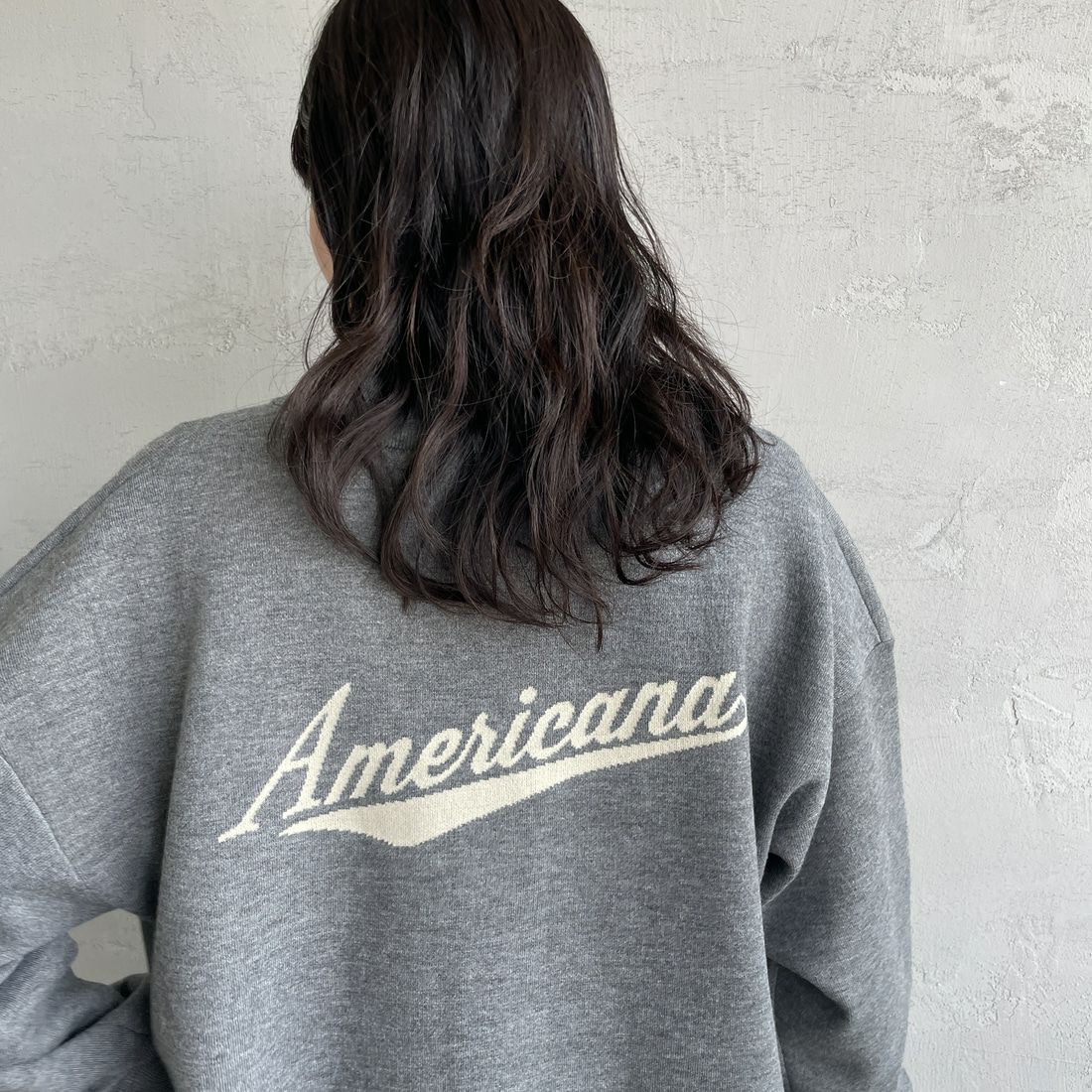 Americana × JEANS FACTORY [アメリカーナ × ジーンズファクトリー] 別注 バックロゴ ショート丈Vネックカーディガン [ASO-C-004-2-JF] ﾁｬｺｰﾙ &&モデル身長：160cm 着用サイズ：ONE SIZE&&